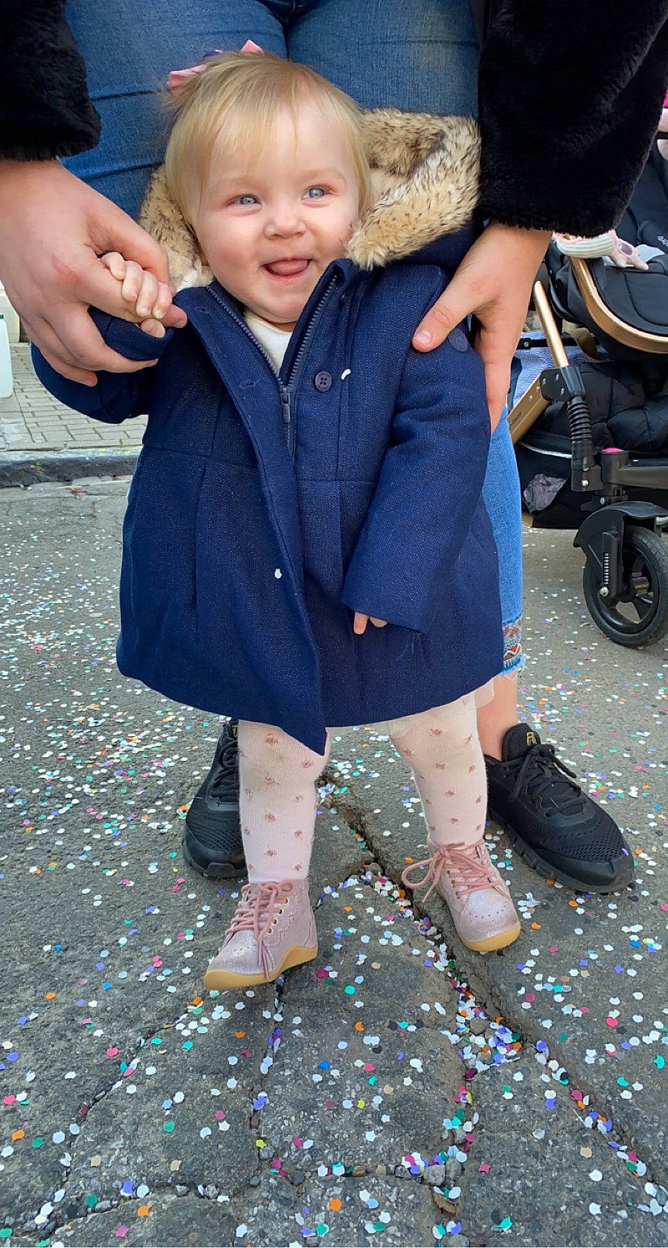 Noelya a rejoint le concours — aidez-le/la à gagner de superbes lots ! child, fashion, footwear, fun, gesture, hairstyle, happy, human, joint, leg, person, photograph, shoe, skin, sneakers, standing, street_fashion, style, tire, toddler