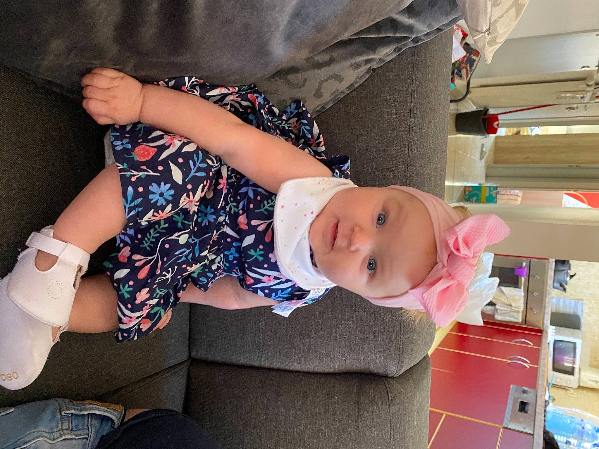 Noelya a rejoint le concours — aidez-le/la à gagner de superbes lots ! baby, baby_products, baby_toddler_clothing, beauty, child, comfort, finger, hand, hat, headwear, human_leg, lap, pattern, person, product, sitting, sleeve, smile, textile, thigh