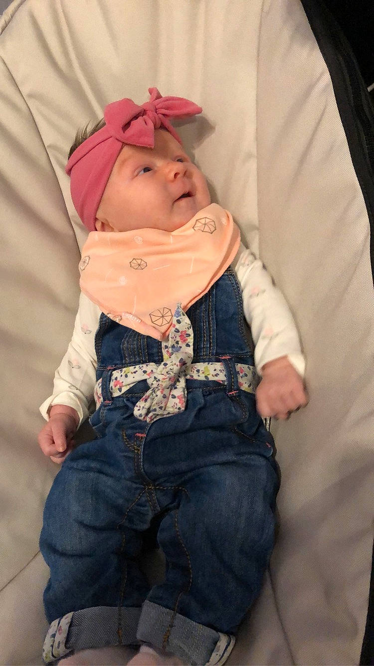 Noelya a rejoint le concours — aidez-le/la à gagner de superbes lots ! baby, baby_toddler_clothing, cap, carmine, comfort, costume, face, fashion_accessory, finger, fun, fur, happy, hat, headwear, hood, jeans, pattern, person, personal_protective_equipment, sitting