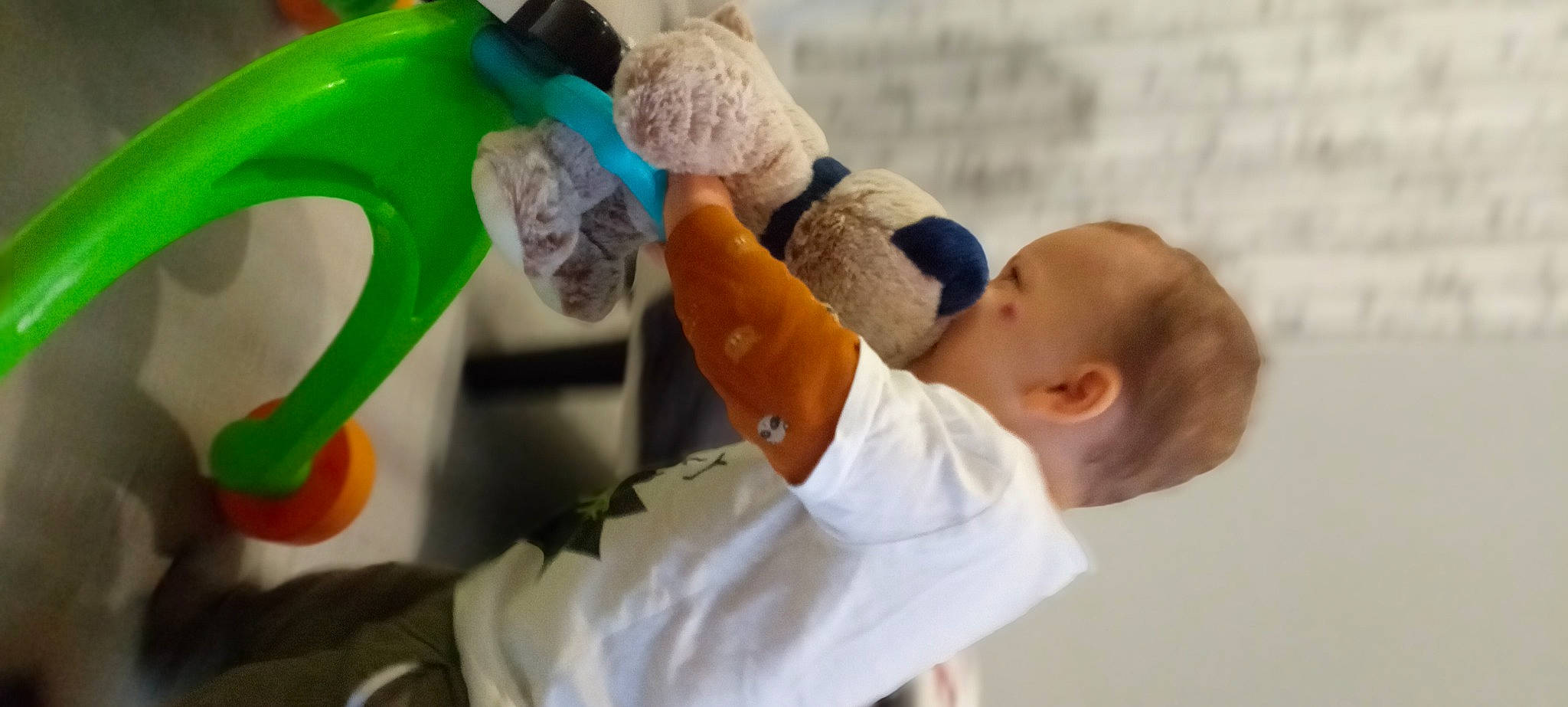 Maëlone participe au concours pour gagner de l'argent avec cette photo : arm, baby, baby_products, child, elbow, fun, gesture, happy, joint, leisure, person, play, room, science, t_shirt, toddler, toy