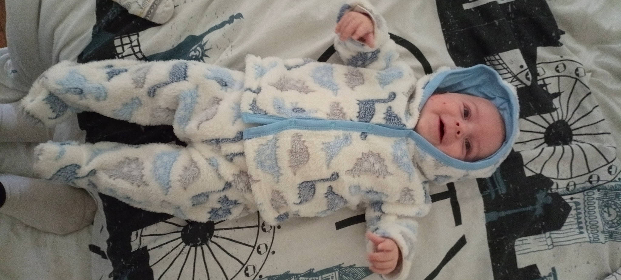 Maëlone a rejoint le concours — aidez-le/la à gagner de superbes lots ! baby, baby_products, baby_safety, baby_toddler_clothing, child, comfort, event, fur, gesture, headwear, linens, military_camouflage, pattern, person, room, skin, sleep, toddler