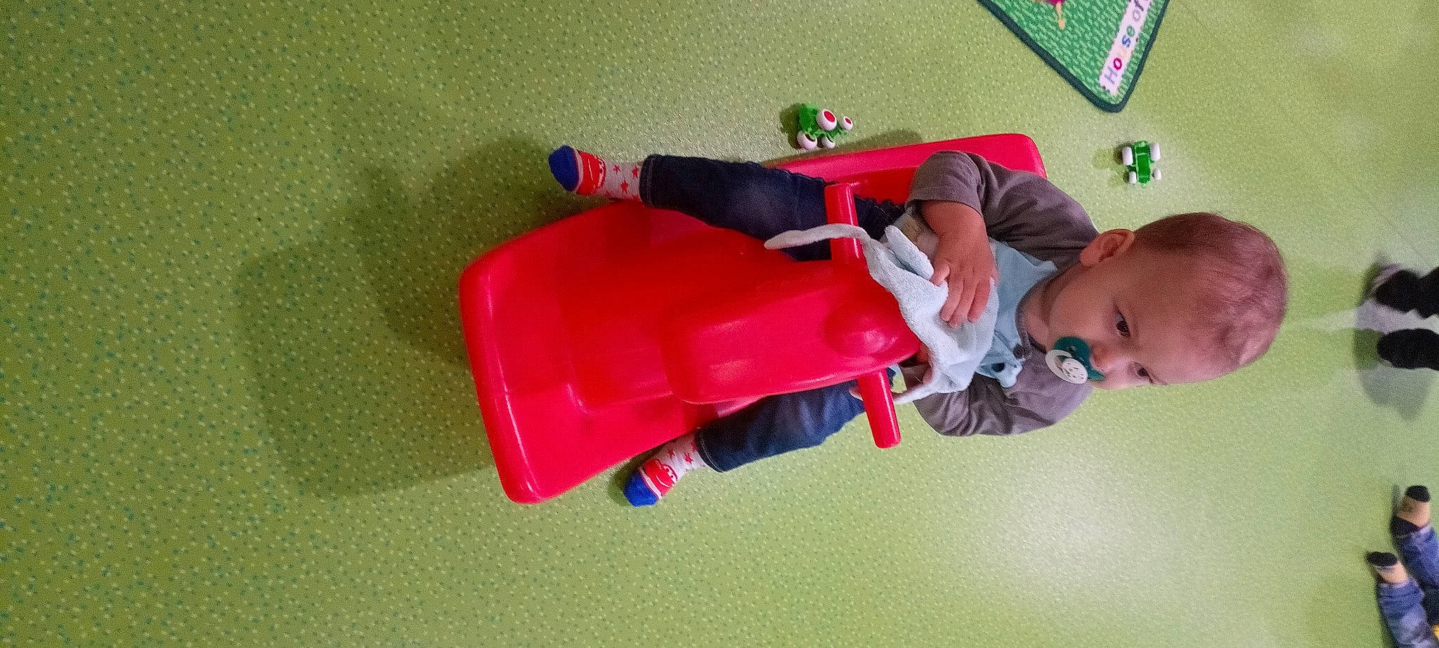 Maëlone a rejoint le concours — aidez-le/la à gagner de superbes lots ! baby, baby_products, baby_toddler_clothing, baby_toys, carmine, child, fictional_character, fun, person, play, recreation, room, sock, toddler, toy