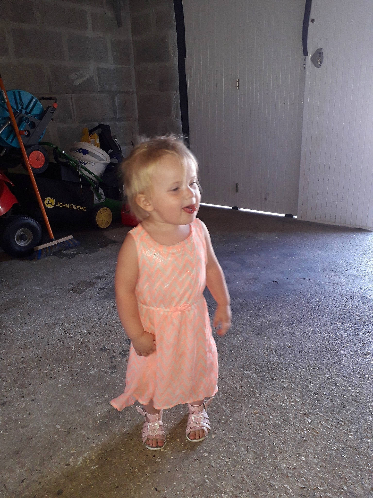 Yrrina participe au concours pour gagner de l'argent avec cette photo : child, floor, flooring, leg, person, skin, snapshot, standing, toddler