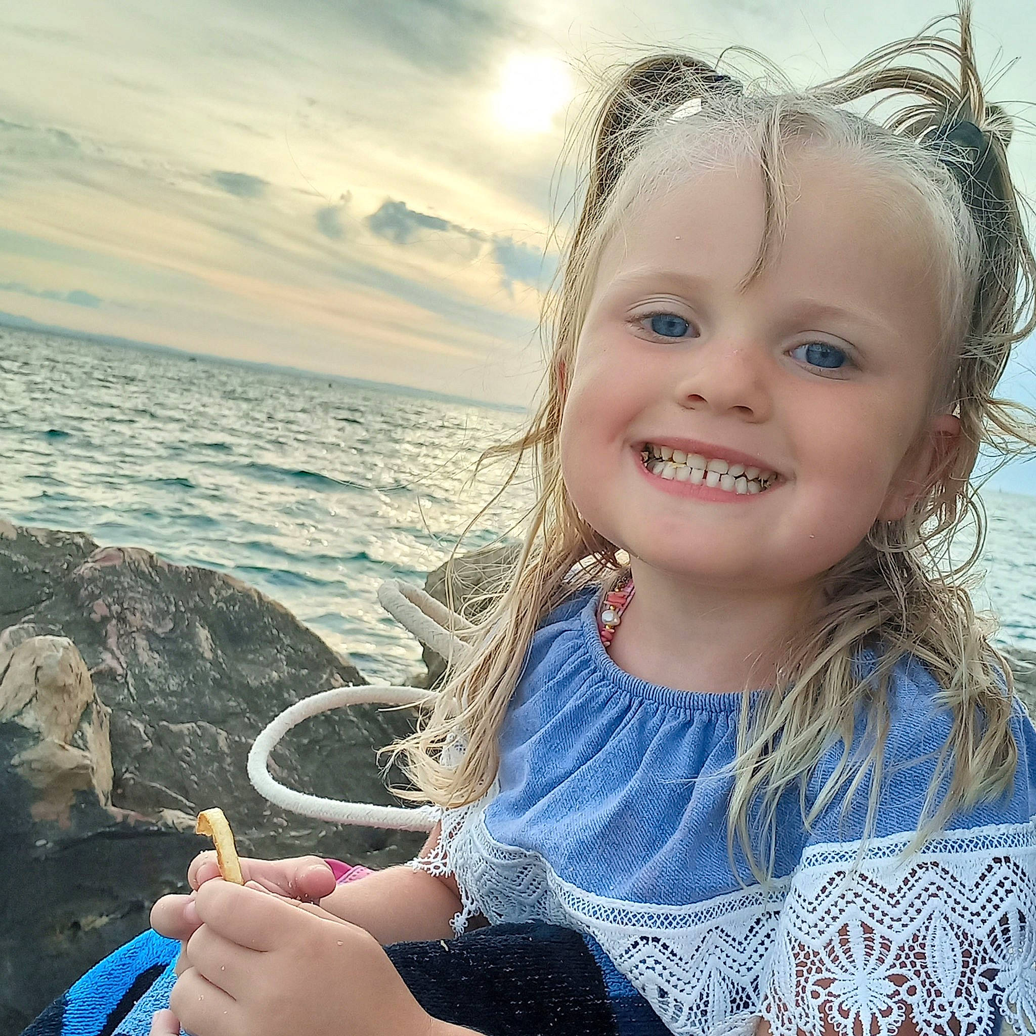 Yrrina a rejoint le concours — aidez-le/la à gagner de superbes lots ! beauty, cloud, cool, electric_blue, face, flash_photography, fun, happy, iris, joy, leisure, long_hair, people_in_nature, person, skin, sky, smile, summer, surfer_hair, toddler