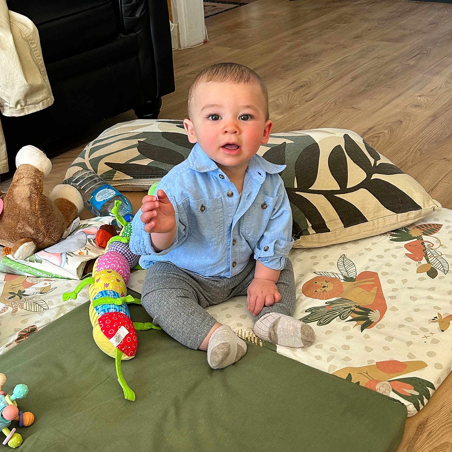 Charly a rejoint le concours — aidez-le/la à gagner de superbes lots ! adult, architecture, baby, building, clothing, couch, cushion, face, furniture, head, homedecor, indoors, interiordesign, livingroom, pants, person, photography, portrait, room, sitting