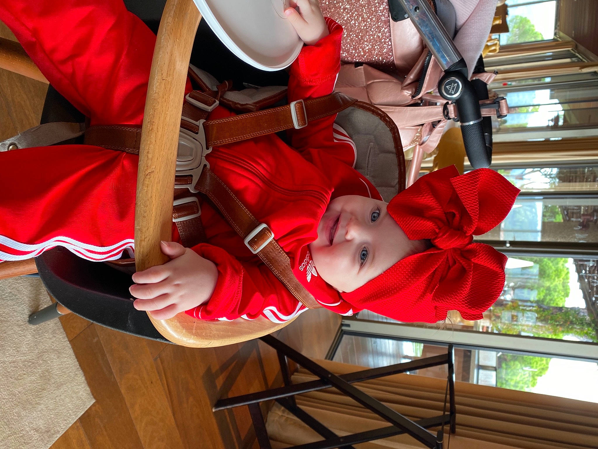 Ava a rejoint le concours — aidez-le/la à gagner de superbes lots ! baby, carmine, child, costume_hat, event, fun, hat, headwear, holiday, leisure, person, plant, red, sun_hat, toddler, tradition, tree, vacation, wood