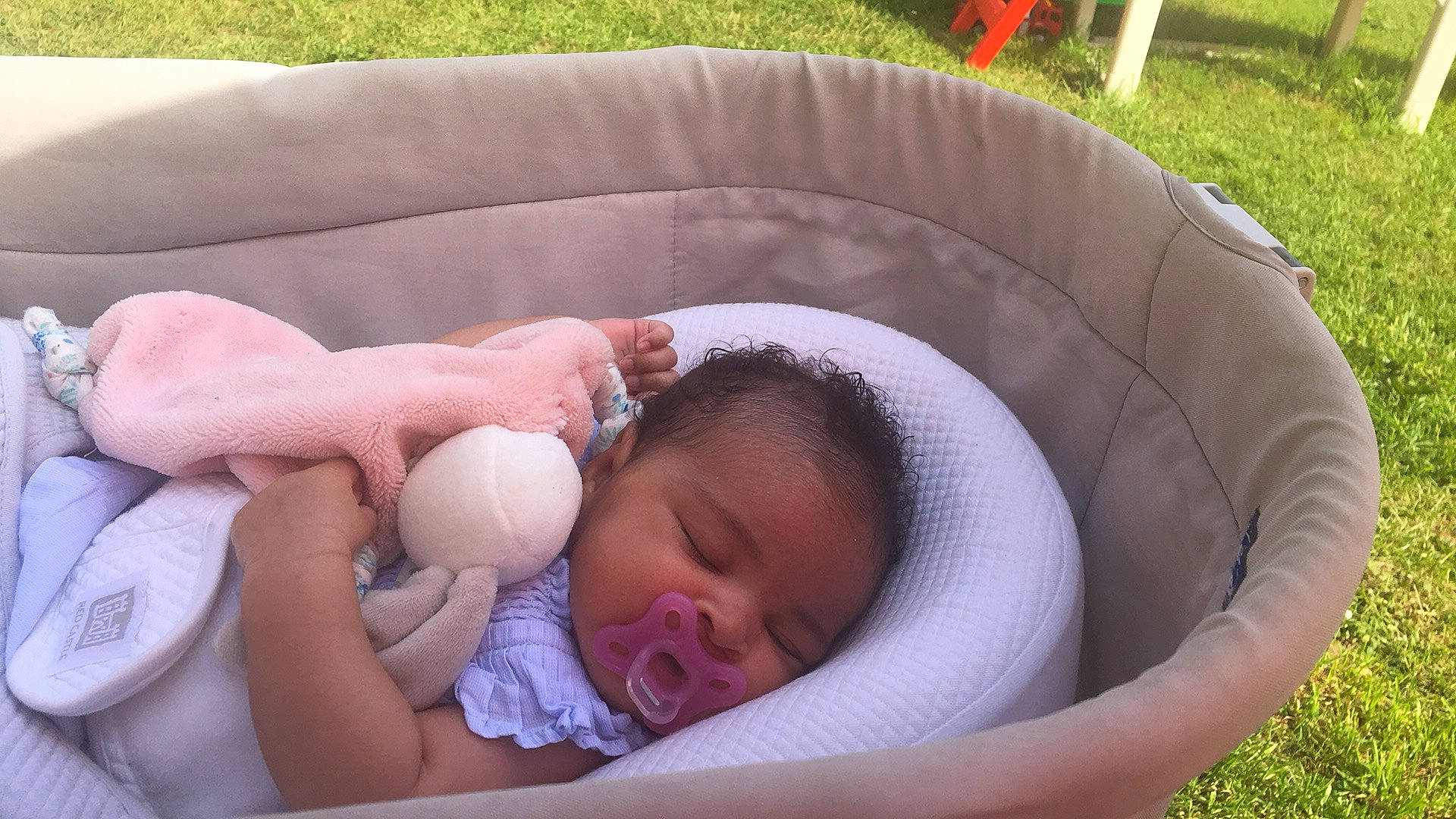 Mëlya a rejoint le concours — aidez-le/la à gagner de superbes lots ! baby, baby_products, baby_safety, baby_sleeping, baby_toddler_clothing, bedtime, child, circle, comfort, fun, grass, green, infant_bed, leisure, linens, nap, person, recreation, sitting, sleep