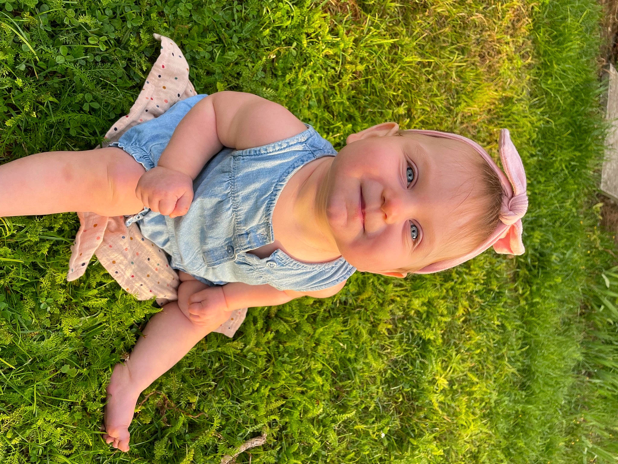 Tessa participe au concours pour gagner de l'argent avec cette photo : baby, baby_toddler_clothing, fun, grass, grassland, hand, happy, human_body, joy, leaf, leisure, meadow, natural_environment, nature, people_in_nature, person, plant, skin, smile, standing