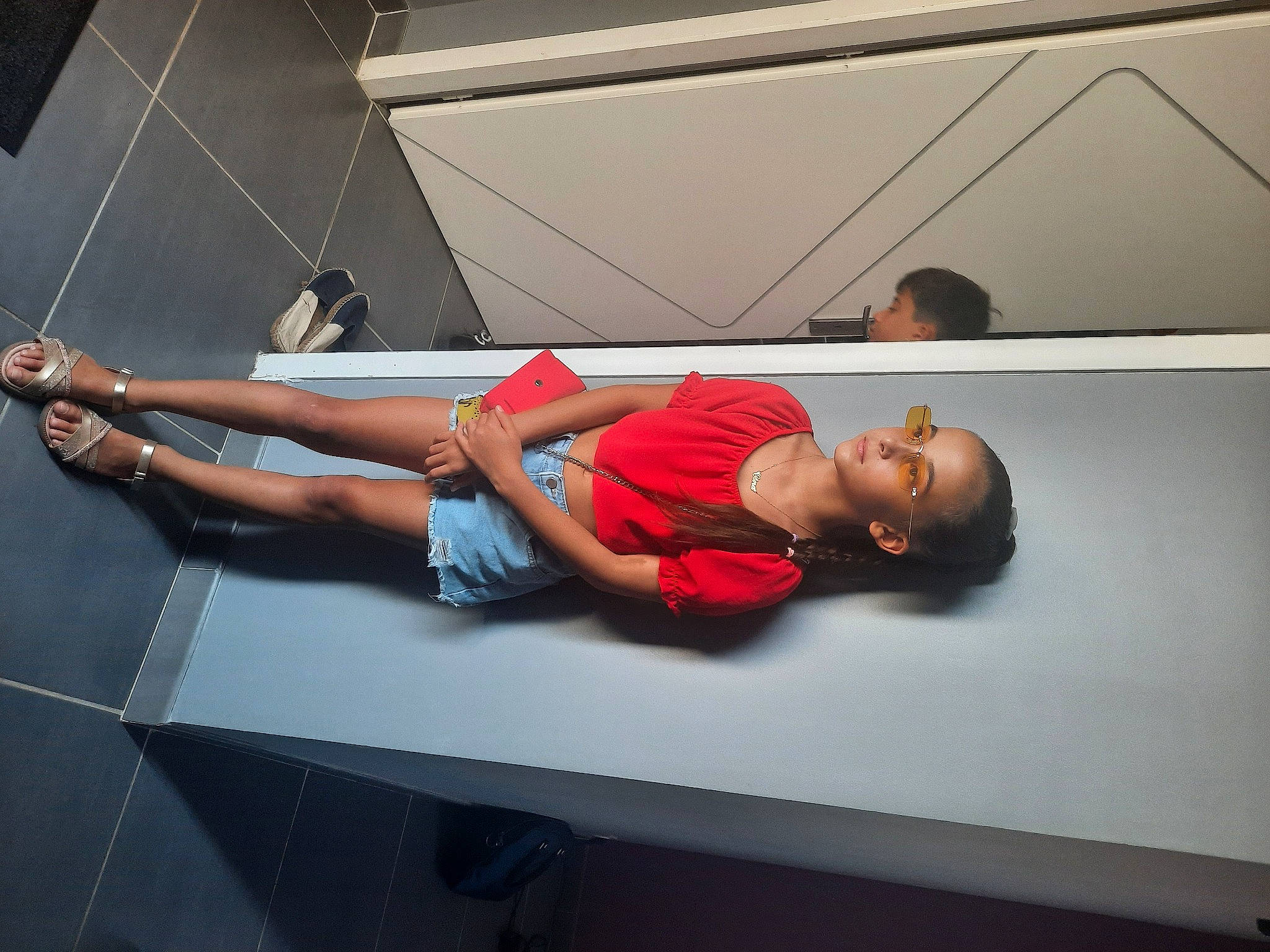 Gina a rejoint le concours — aidez-le/la à gagner de superbes lots ! automotive_design, balance, comfort, elbow, entertainment, event, fashion_design, flooring, fun, hand, human_leg, knee, leg, leisure, performing_arts, person, recreation, room, sandal, shorts