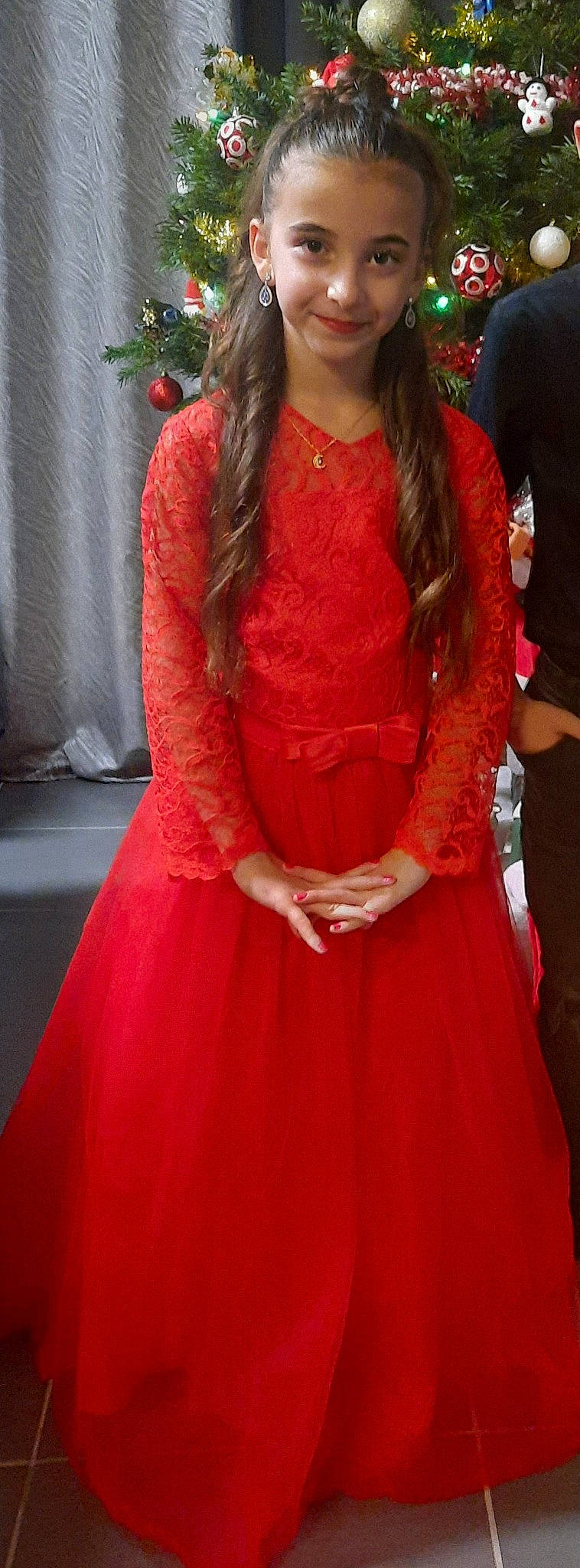 Gina participe au concours pour gagner de l'argent avec cette photo : bridal_party_dress, day_dress, dress, embellishment, event, fashion_design, formal_wear, gown, joint, joy, magenta, neck, one_piece_garment, person, pink, red, red_carpet, shoulder, sleeve, thigh