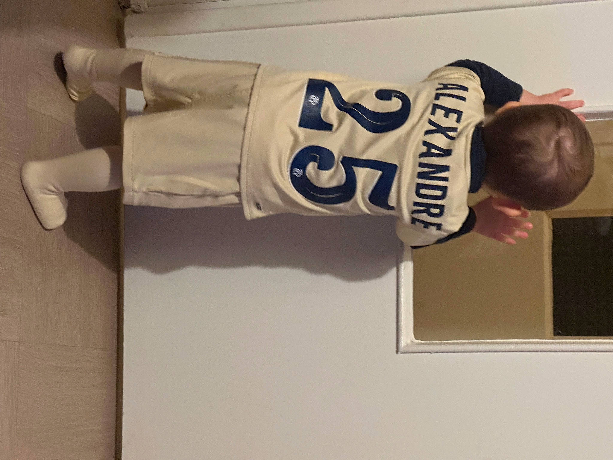 Paulo Alexandre participe au concours pour gagner de l'argent avec cette photo : carmine, elbow, font, hair, happy, headgear, jersey, knee, person, room, sleeve, sports_jersey, sports_uniform, sportswear, t_shirt, uniform