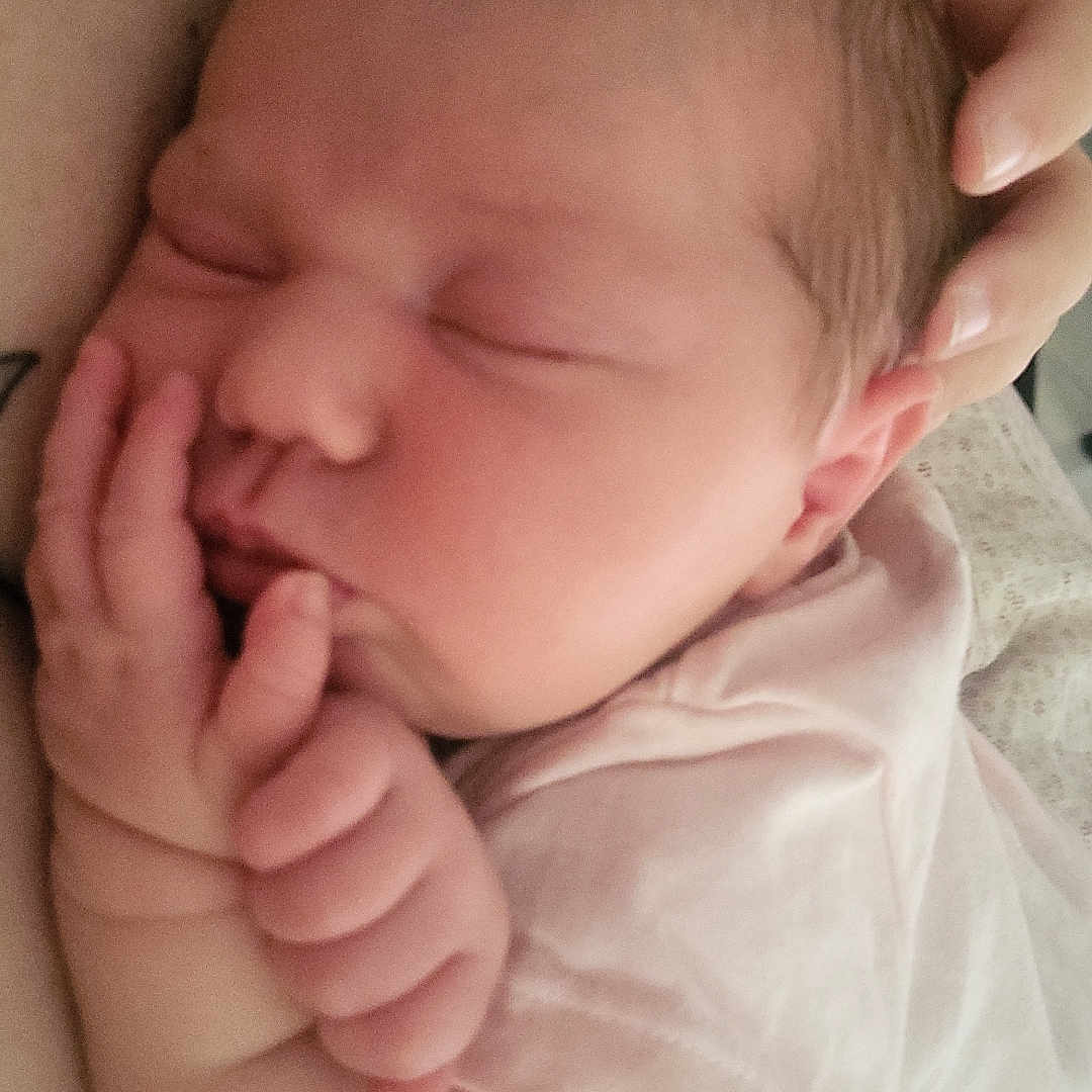 Héléna a rejoint le concours — aidez-le/la à gagner de superbes lots ! baby, caring_hand, closeup, cozy, cute, face, hand, indoors, infant, newborn, peaceful, person, pink_clothing, portrait, resting, skin, sleeping, soft, toddler, young_child