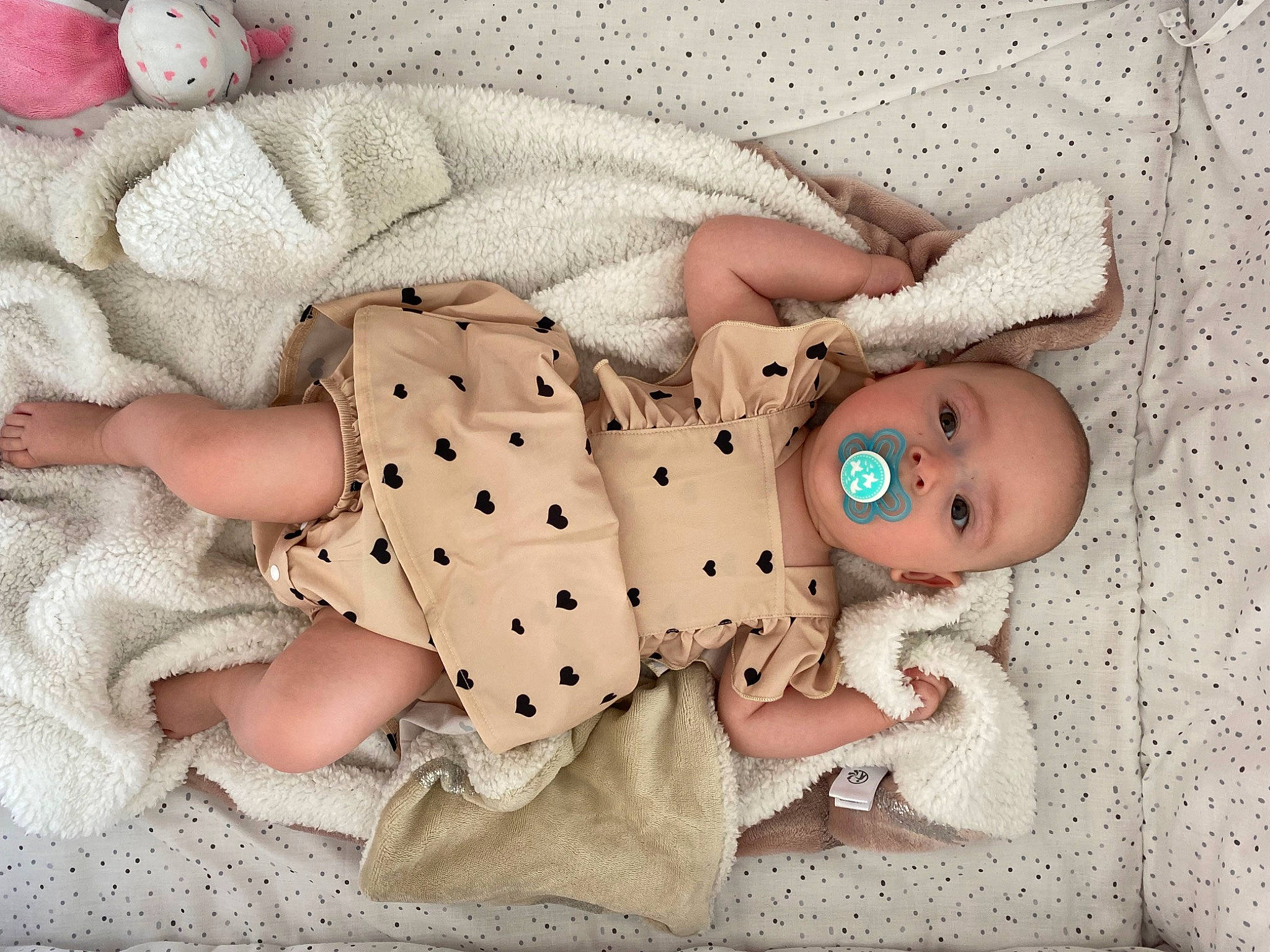 Léana participe au concours pour gagner de l'argent avec cette photo : baby, baby_products, baby_safety, baby_sleeping, baby_toddler_clothing, bed, bedding, bedtime, child, comfort, headgear, human_body, linens, pattern, person, product, skin, sleeve, textile, toddler