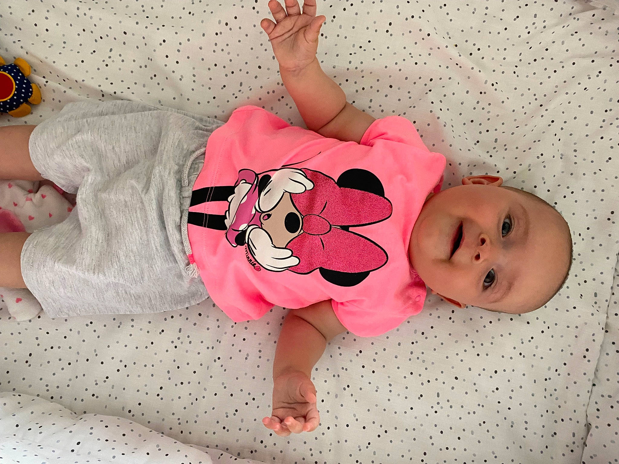 Léana a rejoint le concours — aidez-le/la à gagner de superbes lots ! baby, baby_toddler_clothing, cheek, child, comfort, finger, flooring, foot, fun, gesture, hand, happy, head, human_body, leg, person, pink, skin, sleeve, thigh