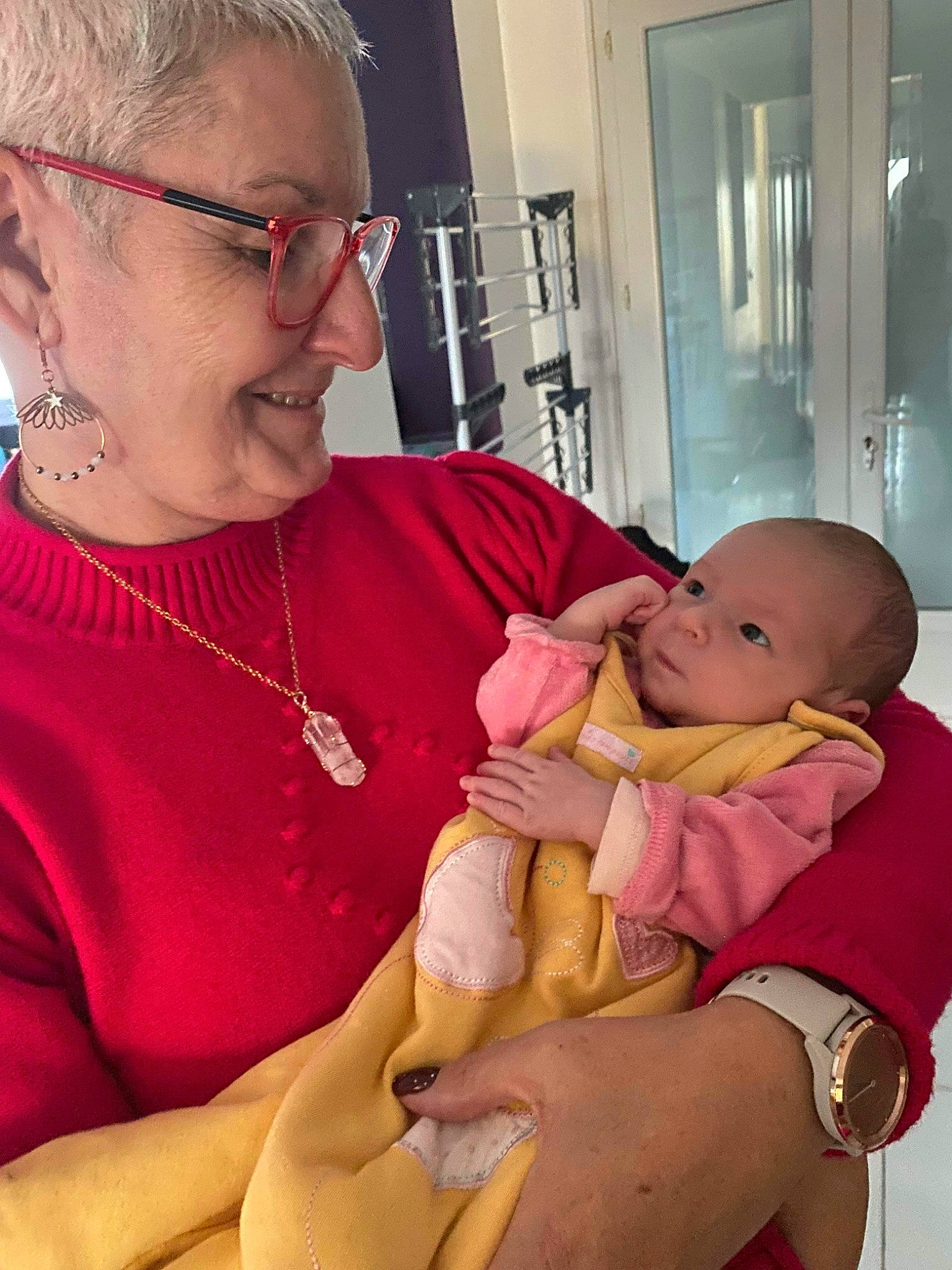 Léana a rejoint le concours — aidez-le/la à gagner de superbes lots ! abdomen, arm, baby, cheek, chest, comfort, door, event, eyewear, gesture, hand, joint, mouth, person, shoulder, sitting, skin, smile, toddler, trunk