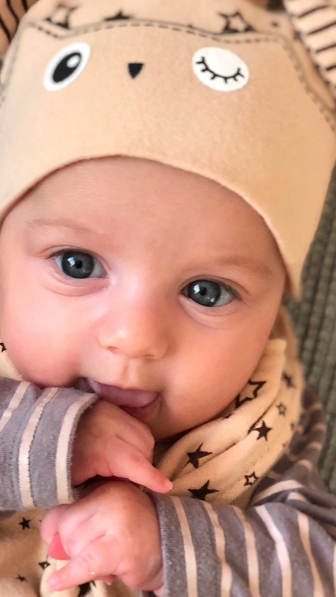 Nila a rejoint le concours — aidez-le/la à gagner de superbes lots ! boy, cheek, child, close_up, eye, face, finger, girl, hand, head, headgear, headwear, infant, lip, mouth, nose, organ, person, skin, smile