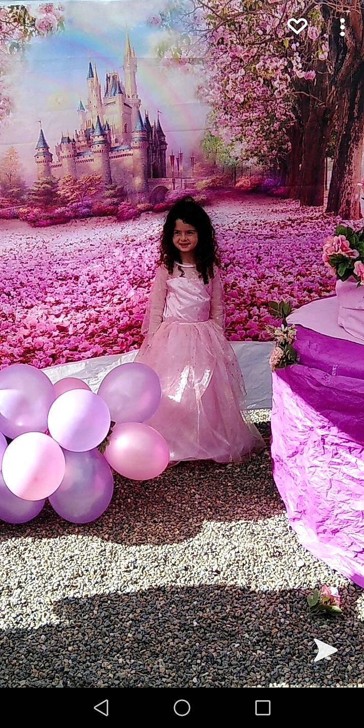 Leighton participe au concours pour gagner de l'argent avec cette photo : balloon, beauty, botany, dress, event, formal_wear, green, hairstyle, happy, joy, leisure, light, magenta, nature, people, people_in_nature, person, petal, pink, plant