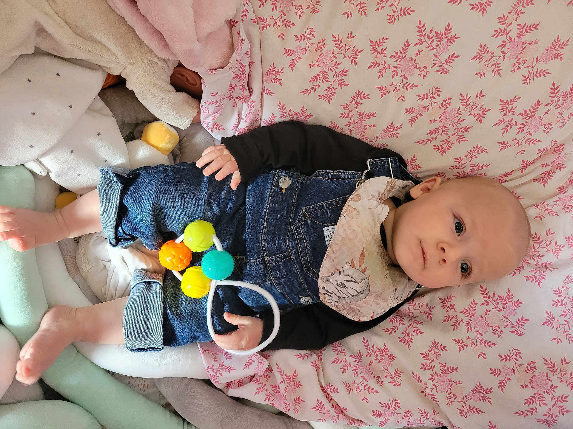 Soan participe au concours pour gagner de l'argent avec cette photo : baby, bed, bodypart, candy, clothing, couch, face, finger, food, furniture, hand, head, hosiery, jeans, pants, person, photography, portrait, sock, sweets