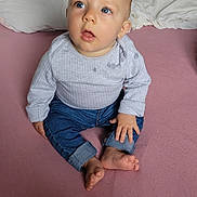 Soan a rejoint le concours — aidez-le/la à gagner de superbes lots ! baby, bed, bedroom, bodypart, clothing, couch, crawling, cushion, face, finger, furniture, hand, head, homedecor, jeans, pants, person, photography, portrait, sitting