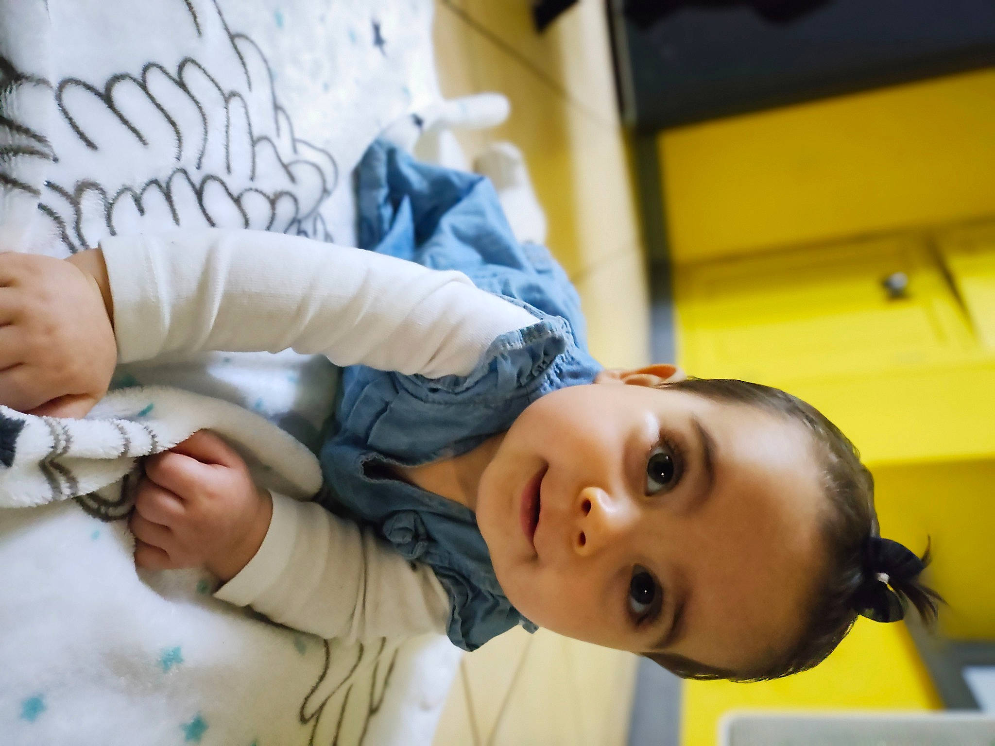 Stylia a rejoint le concours — aidez-le/la à gagner de superbes lots ! baby, baby_products, cheek, child, comfort, eyelash, gesture, happy, mouth, nose, person, portrait_photography, room, skin, toddler, yellow