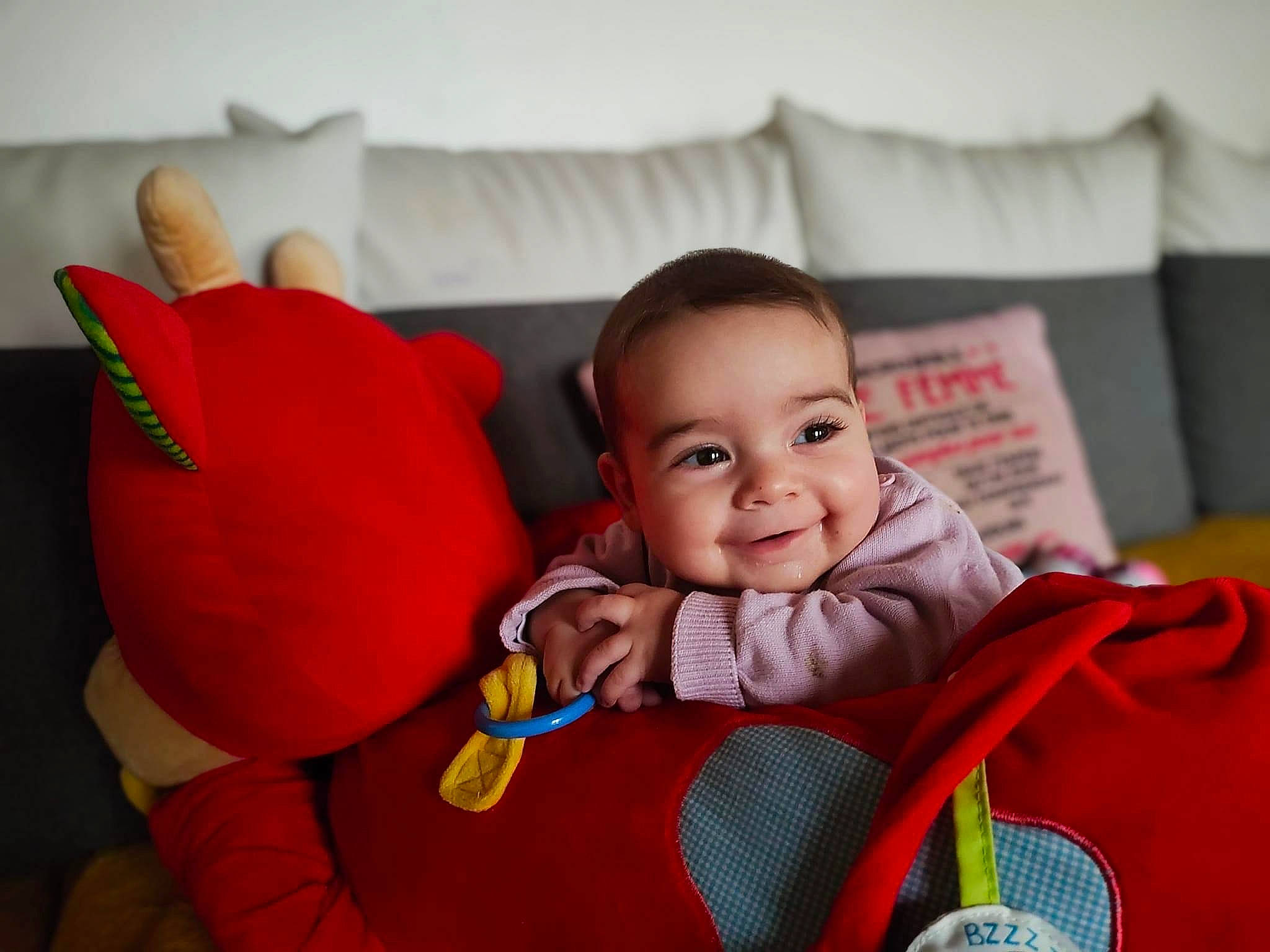 Stylia participe au concours pour gagner de l'argent avec cette photo : baby, baby_products, baby_toddler_clothing, cheek, child, comfort, couch, fun, happy, holiday, joy, linens, orange, person, room, sitting, skin, smile, stuffed_toy, textile