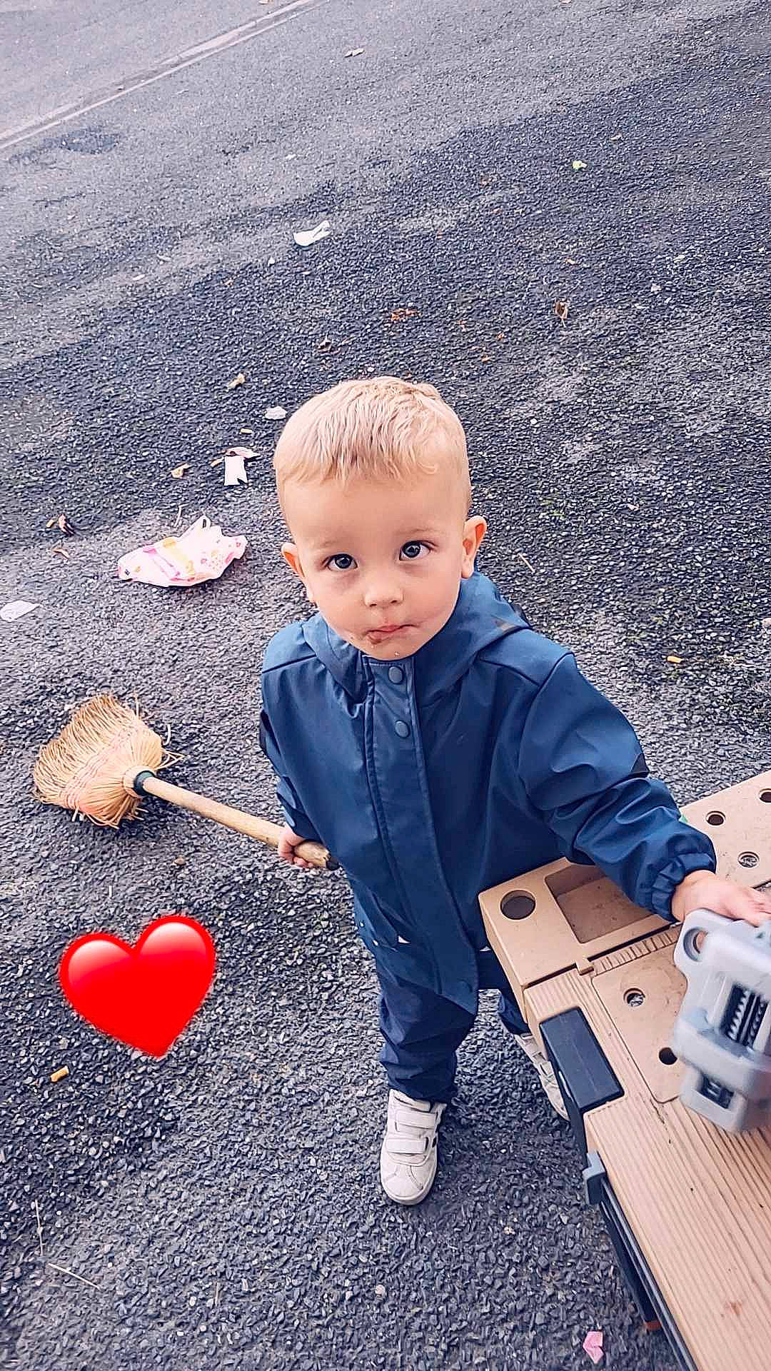 Raphaël participe au concours pour gagner de l'argent avec cette photo : asphalt, balloon, child, electric_blue, flooring, fun, guitar, happy, machine, musical_instrument, people_in_nature, person, play, road_surface, shadow, sitting, soil, toddler, toy, yellow