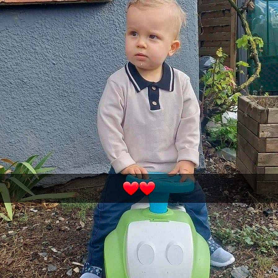Raphaël participe au concours pour gagner de l'argent avec cette photo : baby, baby_products, baby_toddler_clothing, child, flowerpot, garden, grass, green, happy, jacket, lawn, people_in_nature, person, plant, play, sitting, sleeve, soil, t_shirt, toddler