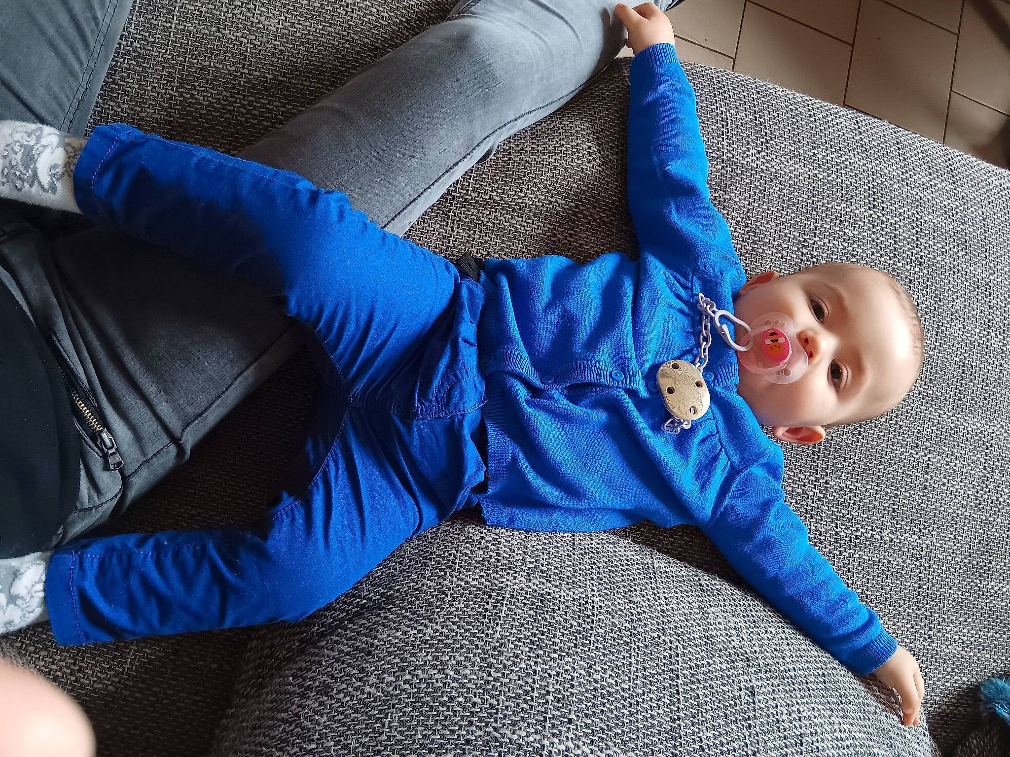 Chloé a rejoint le concours — aidez-le/la à gagner de superbes lots ! baby, baby_toddler_clothing, blue, child, comfort, denim, elbow, electric_blue, flooring, foot, human_body, human_leg, knee, pattern, person, sitting, sleeve, sock, sportswear, thigh