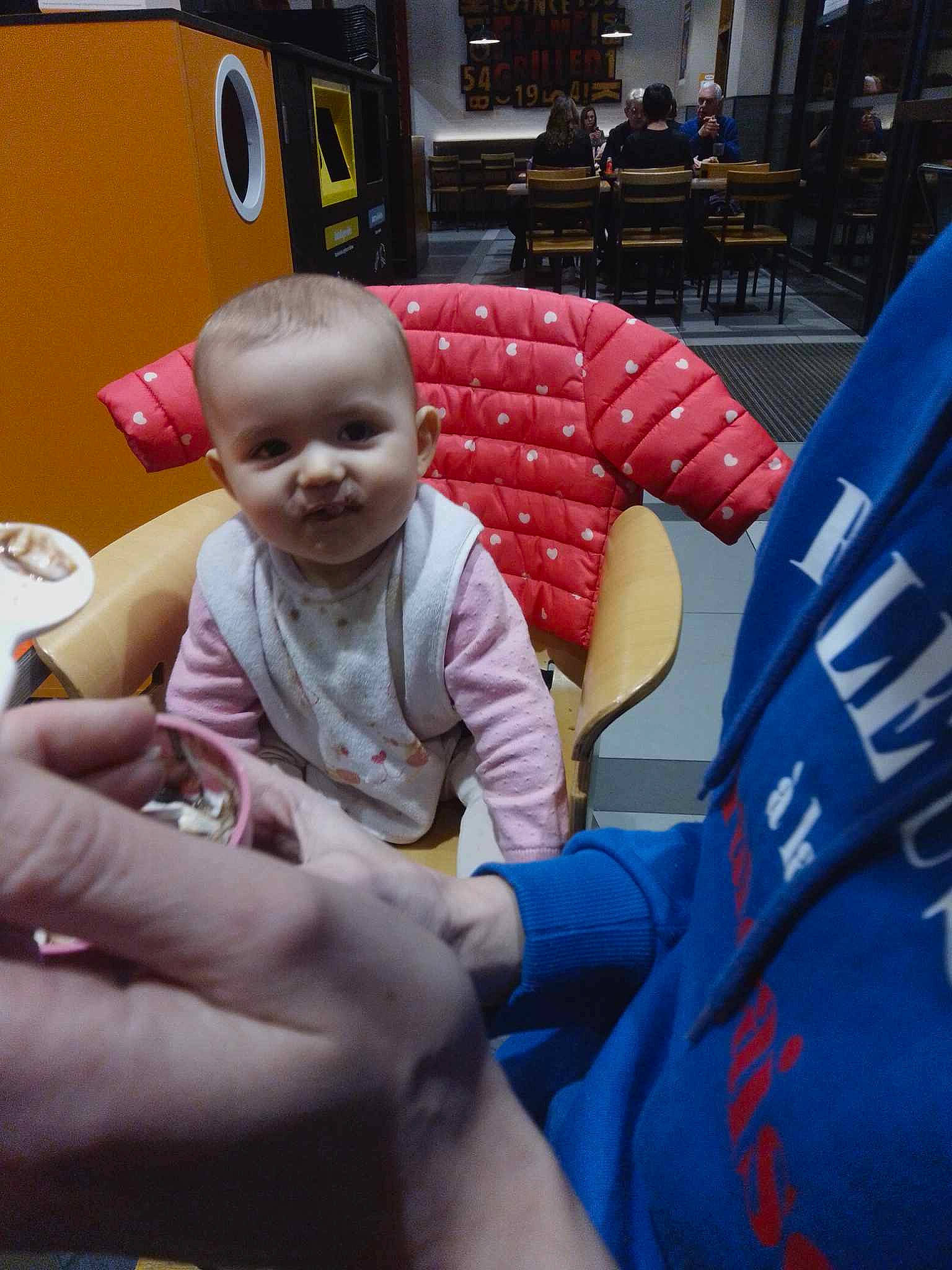 Chloé participe au concours pour gagner de l'argent avec cette photo : baby, baby_products, baby_toddler_clothing, chair, child, comfort, couch, event, fun, gesture, knee, lap, leisure, person, play, sitting, smile, thigh, thumb, toddler