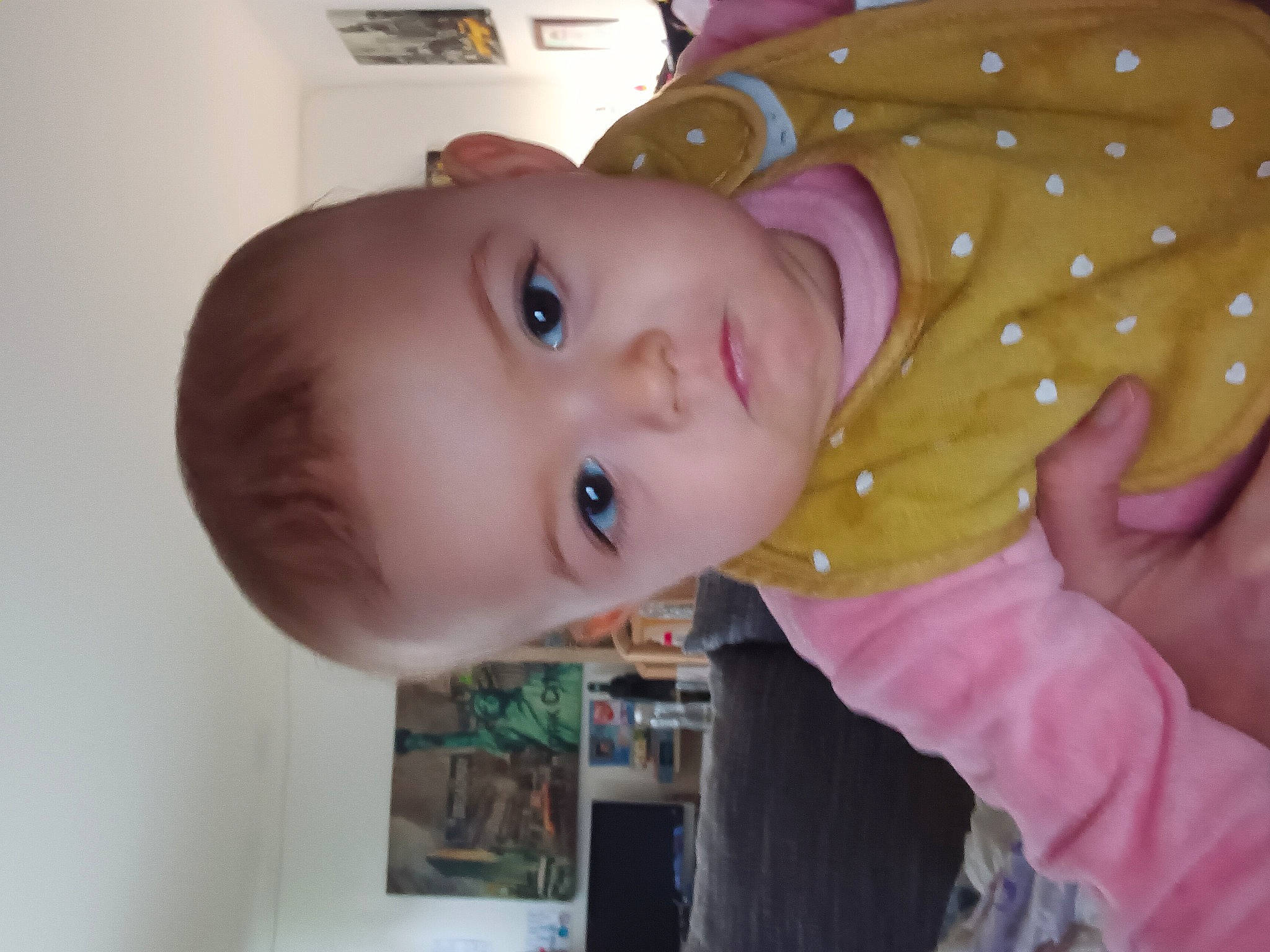 Chloé a rejoint le concours — aidez-le/la à gagner de superbes lots ! baby, baby_products, baby_toddler_clothing, cheek, child, ear, eyebrow, eyelash, fun, happy, iris, lip, nose, person, room, smile, toddler