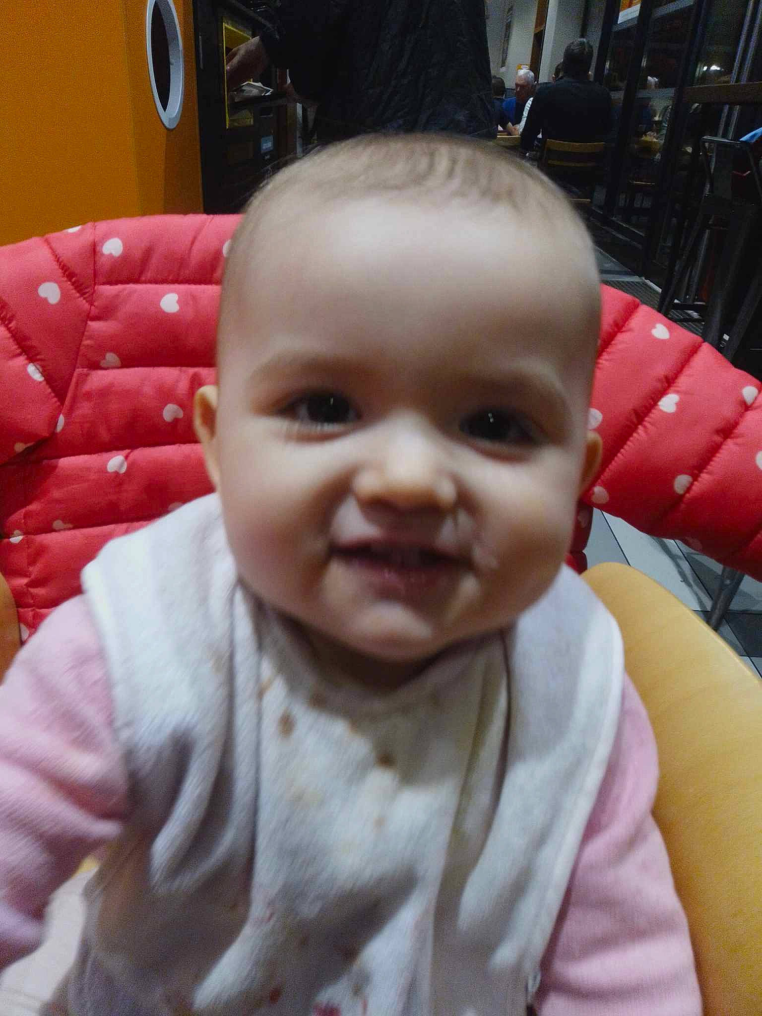 Chloé participe au concours pour gagner de l'argent avec cette photo : audio_equipment, baby, baby_toddler_clothing, car_seat, chair, cheek, child, eye, eyebrow, fun, happy, joy, laugh, nose, person, sitting, sleeve, smile, toddler