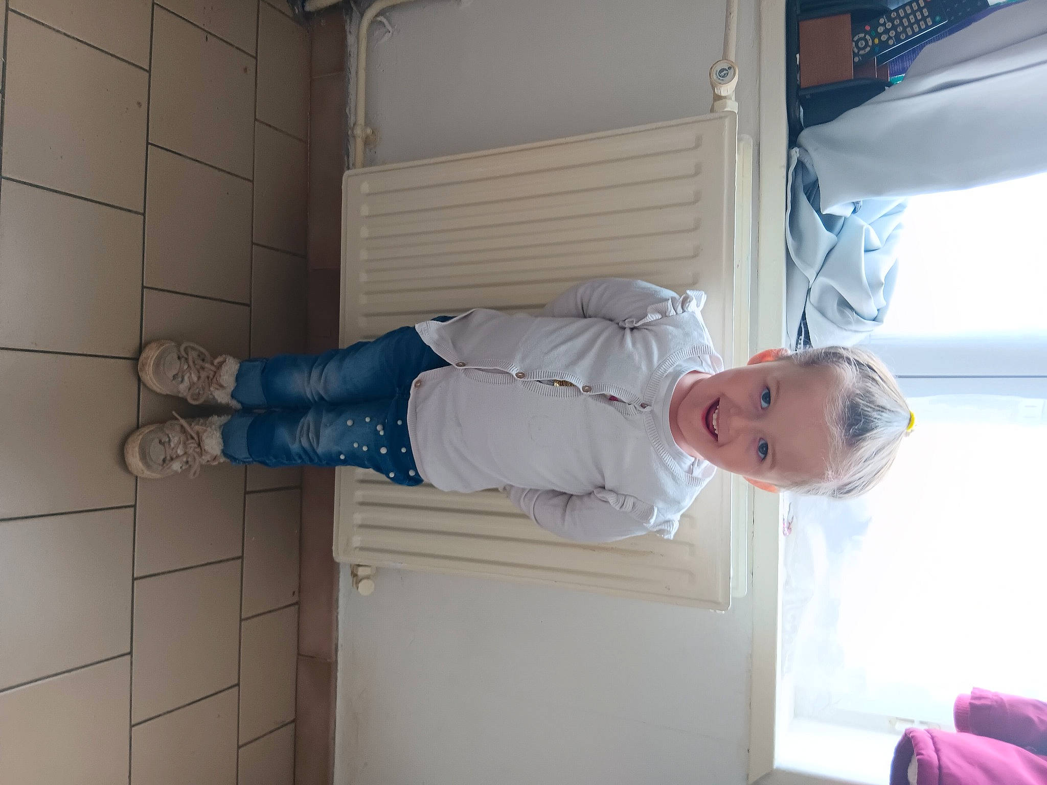 Inaya a rejoint le concours — aidez-le/la à gagner de superbes lots ! baby, baby_toddler_clothing, child, comfort, elbow, flooring, hardwood, hat, joy, person, toddler, walking_shoe, wood