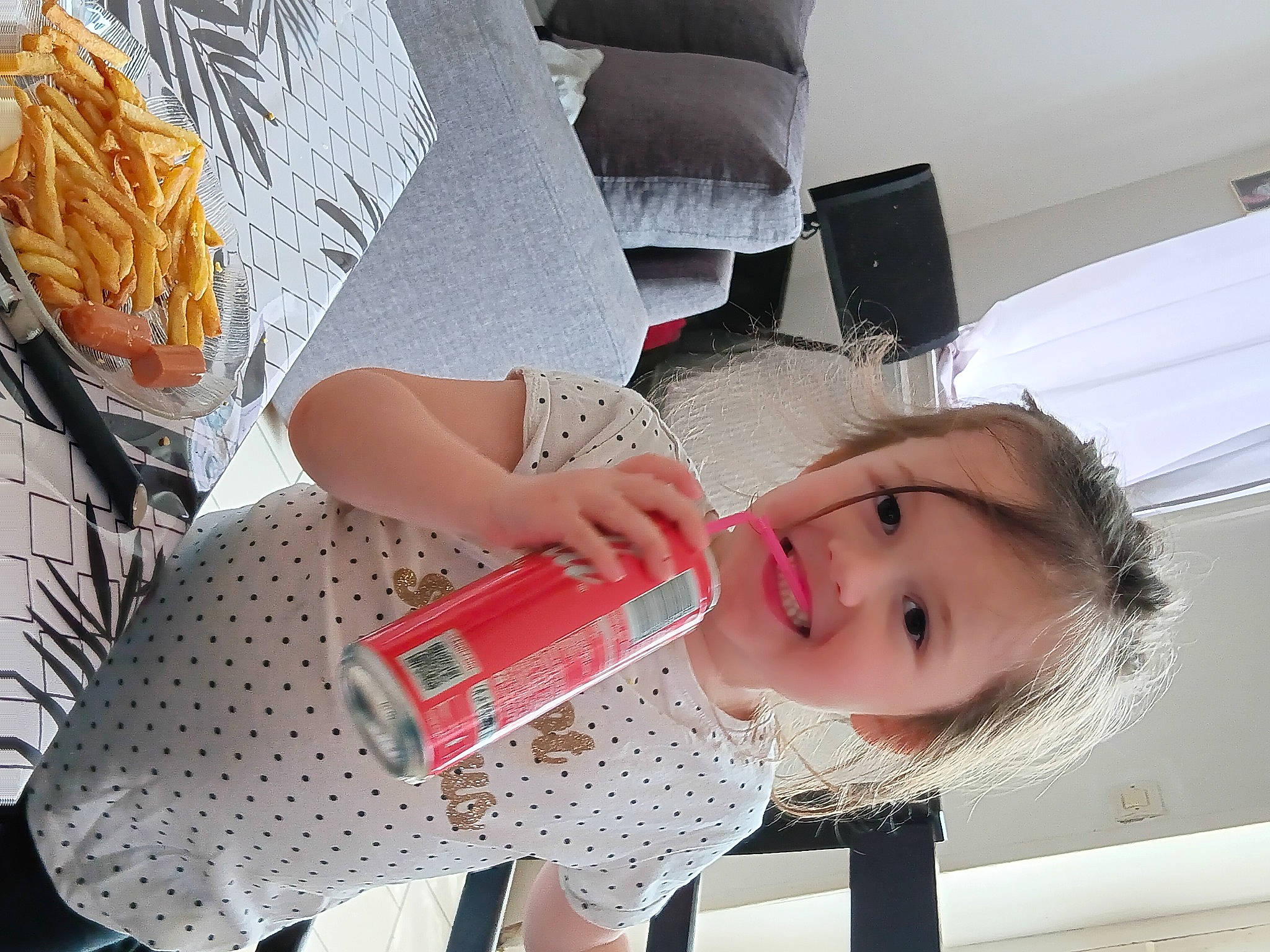 Inaya participe au concours pour gagner de l'argent avec cette photo : basket, carbonated_soft_drinks, carmine, child, drink, drinking, drinkware, eyewear, finger, food, happy, human_leg, joy, junk_food, nail, person, plastic_bottle, room, skin, smile