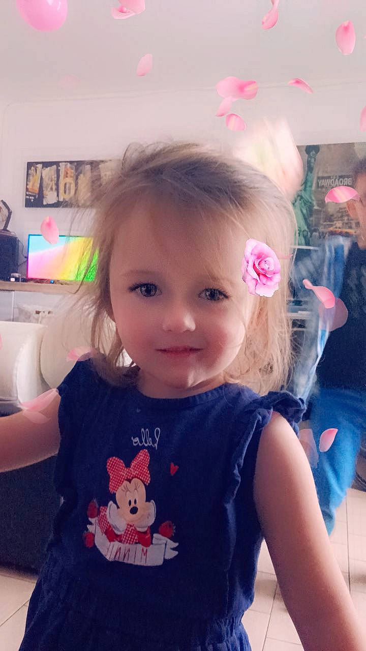 Inaya a rejoint le concours — aidez-le/la à gagner de superbes lots ! arm, baby_toddler_clothing, cheek, chin, ear, eyebrow, eyelash, facial_expression, fashion, hairstyle, happy, head, human, iris, lip, neck, person, shoulder, skin, sleeve