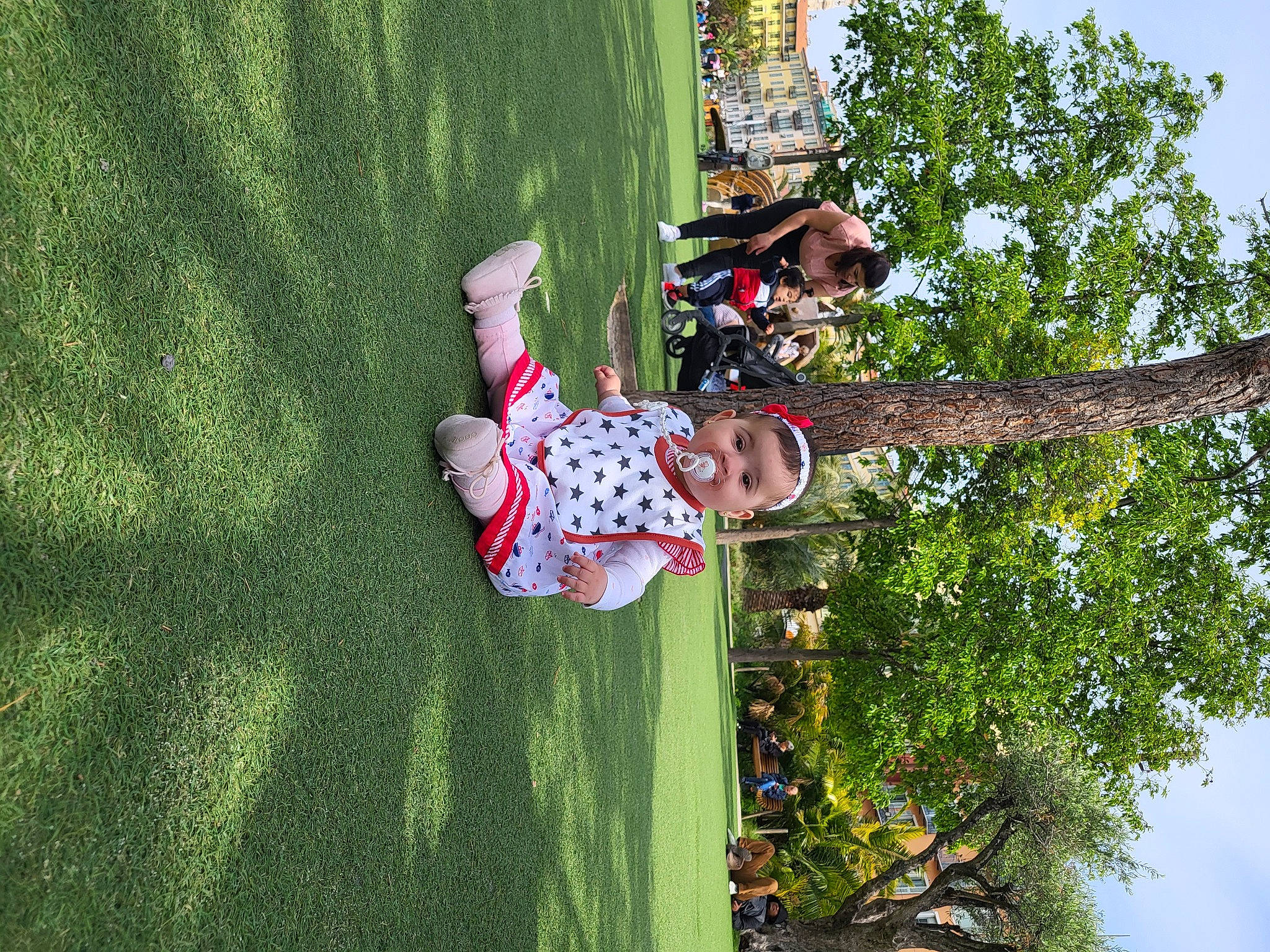 Lina participe au concours pour gagner de l'argent avec cette photo : baby, botany, fun, grass, green, happy, leaf, leisure, nature, people_in_nature, person, plant, pole, recreation, sky, summer, toddler, tree, trunk, vegetation