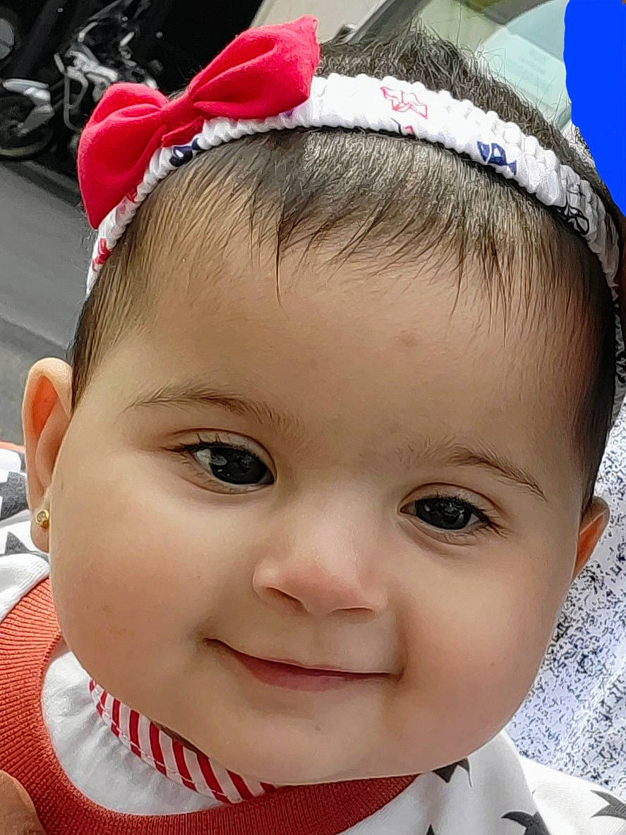 Lina a rejoint le concours — aidez-le/la à gagner de superbes lots ! cap, cheek, chin, ear, eyebrow, eyelash, facial_expression, forehead, hair, hairstyle, happy, headgear, joy, lip, nose, person, photograph, pink, red, skin