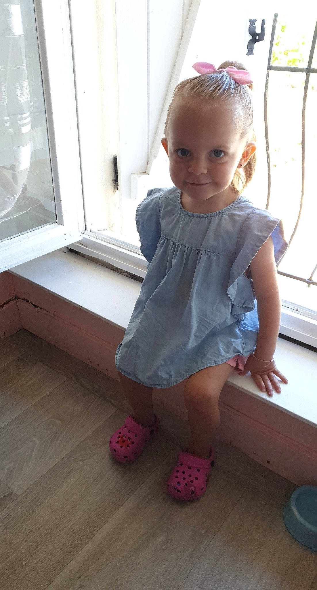 Lina a rejoint le concours — aidez-le/la à gagner de superbes lots ! baby, baby_toddler_clothing, blond, child, dress, floor, flooring, leg, pattern, person, pink, sitting, skin, standing, toddler