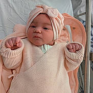 Emy a rejoint le concours — aidez-le/la à gagner de superbes lots ! baby, infant, child, knitwear, headwrap, peach, clothing, fist, blanket, bed, portrait, indoor, newborn, cute, person, cozy, soft, warm, face, expression