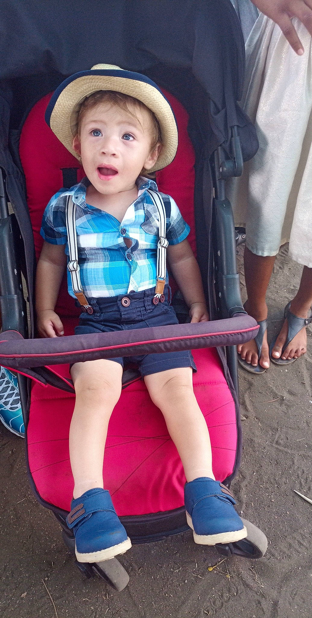 Marwan a rejoint le concours — aidez-le/la à gagner de superbes lots ! blue, cap, clothing, cool, fashion, hairstyle, human, joint, leg, person, photograph, pink, product, purple, red, shoe, shorts, skin, standing, style