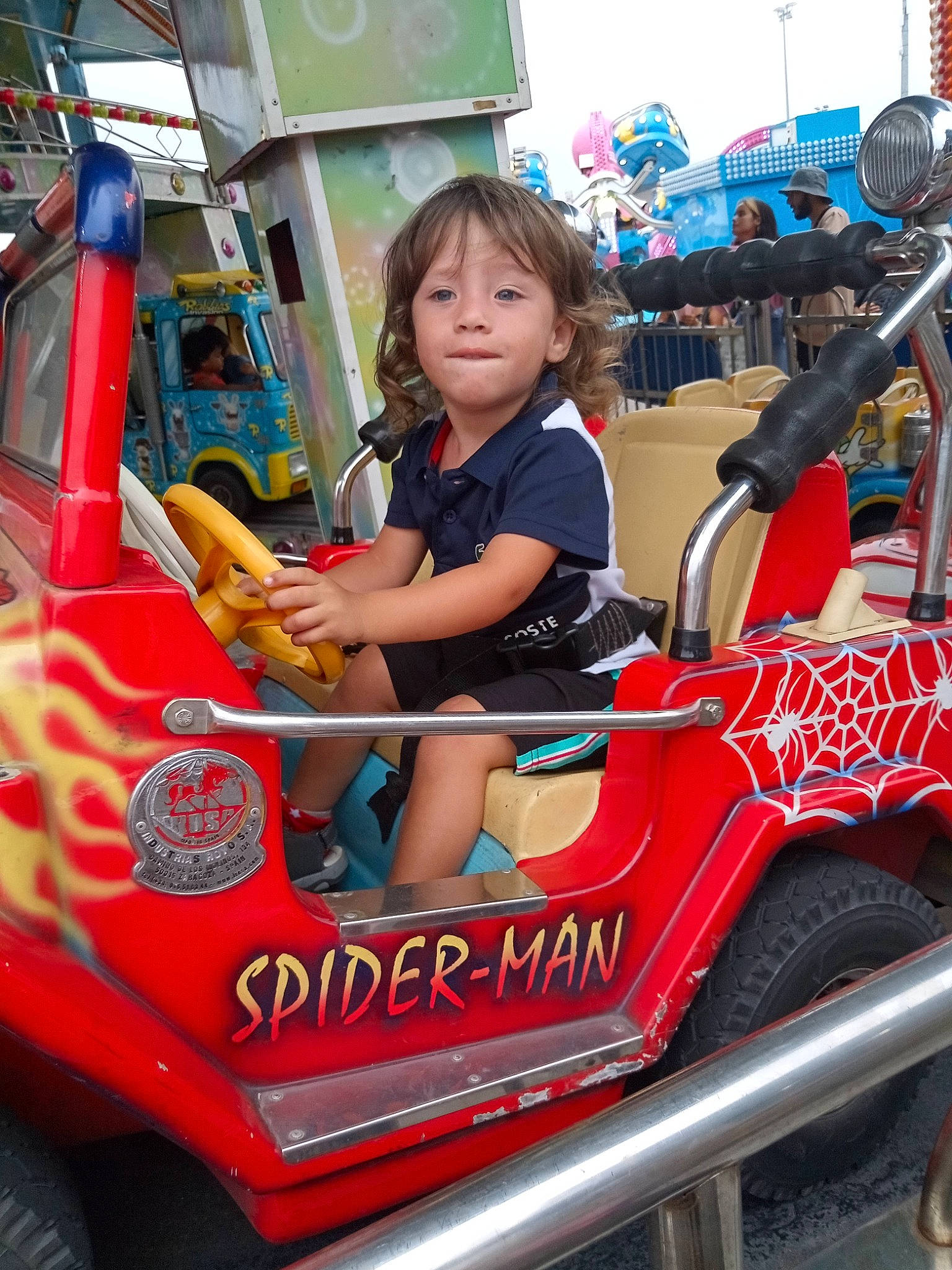 Marwan participe au concours pour gagner de l'argent avec cette photo : amusement_ride, auto_part, automotive_design, automotive_exterior, automotive_tire, automotive_wheel_system, bumper, child, fun, leisure, mode_of_transport, motor_vehicle, person, recreation, riding_toy, shorts, t_shirt, tire, toddler, vehicle