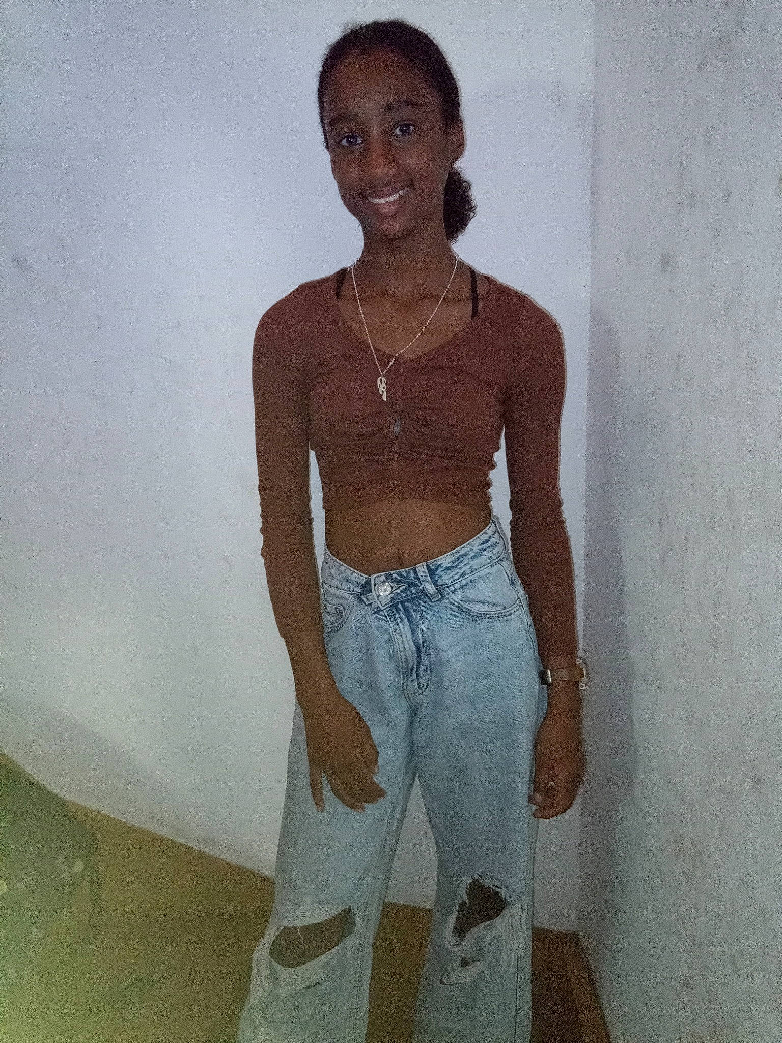 Maëlie participe au concours pour gagner de l'argent avec cette photo : abdomen, arm, belt, chest, denim, fashion_design, human_body, human_leg, joy, knee, leg, long_hair, navel, neck, person, shoulder, sleeve, smile, thigh, trunk