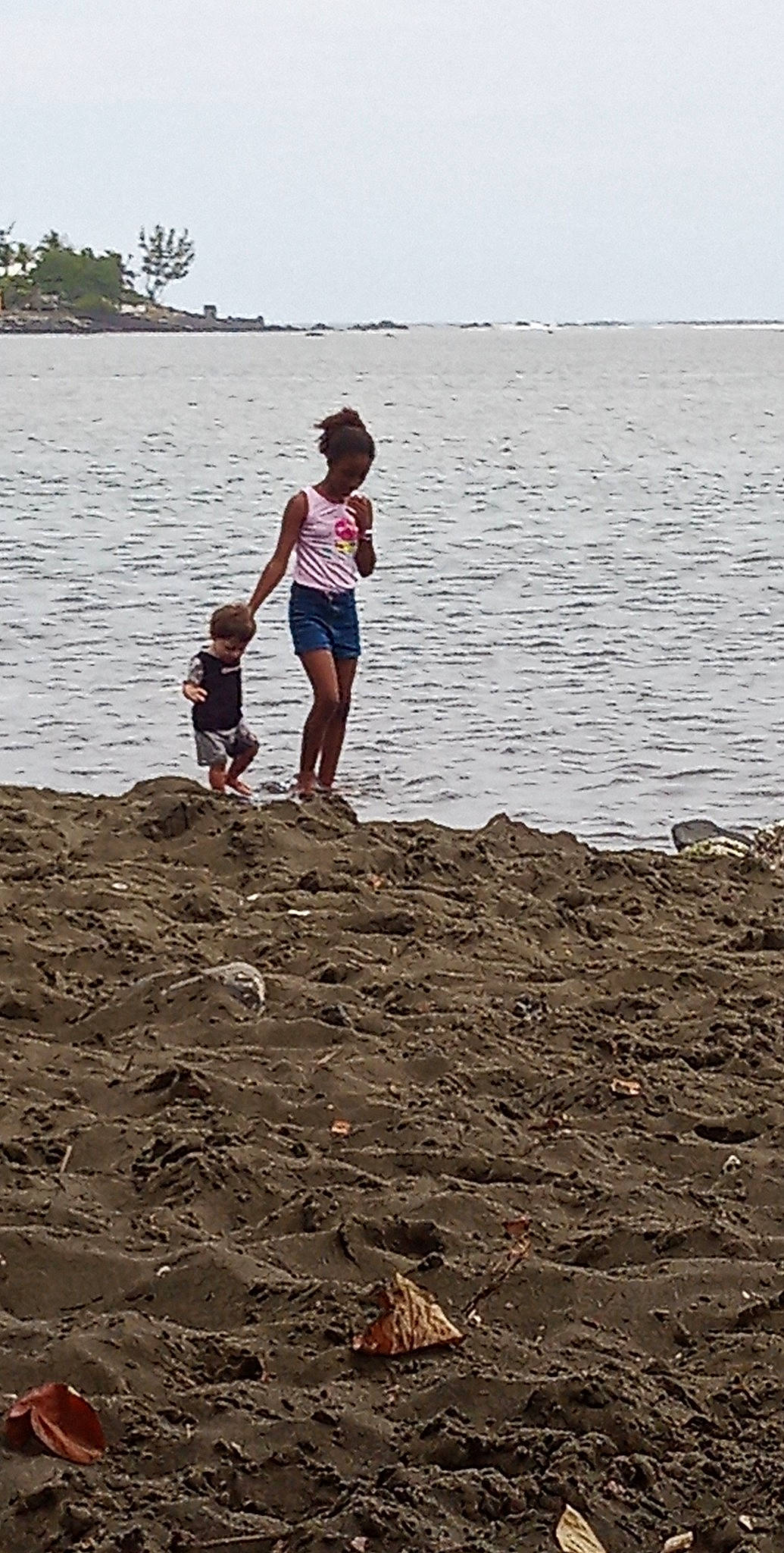 Maëlie participe au concours pour gagner de l'argent avec cette photo : beach, coastal_and_oceanic_landforms, fun, happy, horizon, lake, leisure, people_in_nature, people_on_beach, person, recreation, sand, shore, shorts, sky, summer, swimwear, toddler, tree, under_exposed