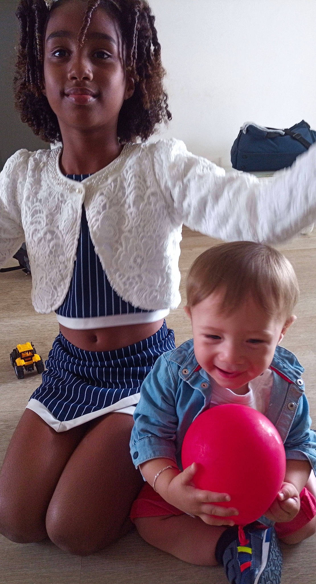 Maëlie participe au concours pour gagner de l'argent avec cette photo : arm, ball, happy, human, human_body, joint, joy, leg, muscle, organ, people, person, photograph, product, shorts, shoulder, sleeve, t_shirt, thigh, toddler