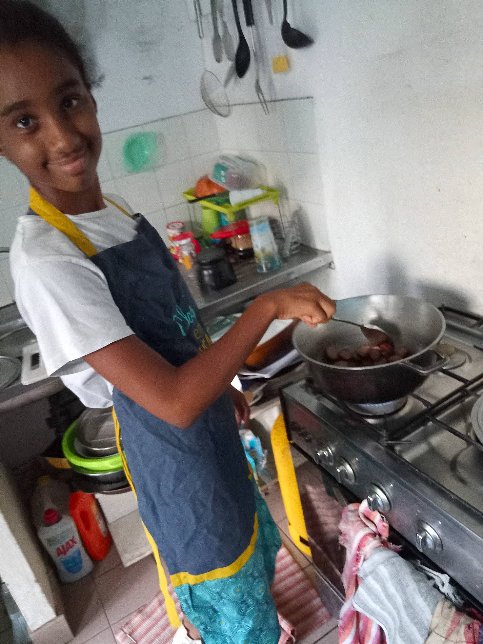 Maëlie participe au concours pour gagner de l'argent avec cette photo : chair, cooking, cooktop, cookware_and_bakeware, food, gas, gas_stove, home_appliance, homemaker, joy, kitchen, kitchen_appliance, kitchen_stove, major_appliance, person, room, shorts, smile, stove, t_shirt