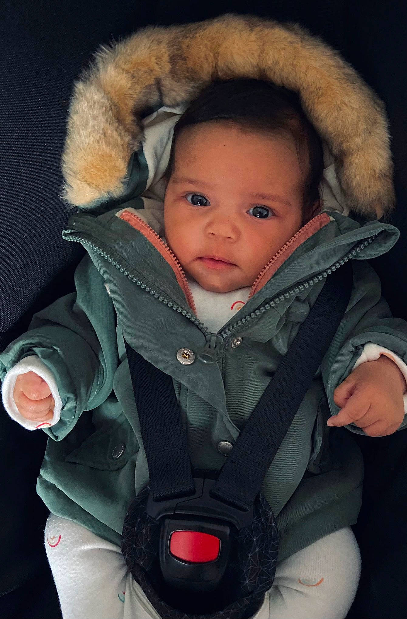 Rosalya participe au concours pour gagner de l'argent avec cette photo : cheek, comfort, cool, eyebrow, facial_expression, flash_photography, gesture, hairstyle, human, human_body, iris, jacket, mouth, nose, organ, outerwear, person, skin, sleeve, standing