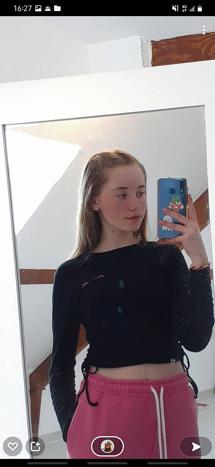 Lisa a rejoint le concours — aidez-le/la à gagner de superbes lots ! abdomen, beauty, black_hair, eyelash, eyewear, fashion_design, hair, hairstyle, joint, long_hair, neck, person, shoulder, skin, sleeve, standing, street_fashion, t_shirt, thigh, trunk