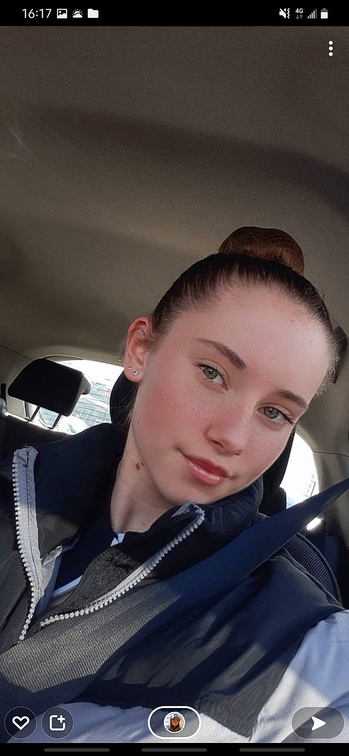 Lisa a rejoint le concours — aidez-le/la à gagner de superbes lots ! automotive_design, black_hair, buzz_cut, crew_cut, eyebrow, eyelash, eyewear, fashion_design, flash_photography, forehead, hair_coloring, jaw, neck, person, personal_luxury_car, portrait_photography, selfie, sitting, street_fashion, tints_and_shades