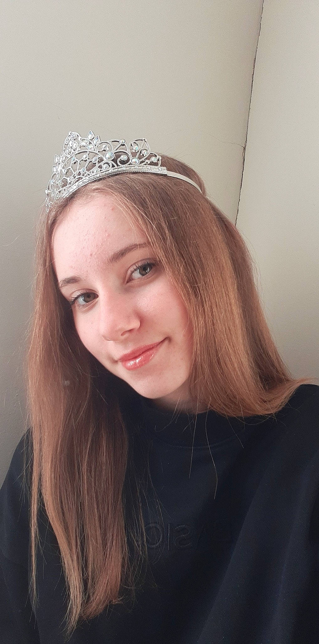 Lisa participe au concours pour gagner de l'argent avec cette photo : cap, chin, clothing, cool, ear, eye, eyebrow, eyelash, flash_photography, hair, happy, headgear, headpiece, iris, jaw, joy, lip, long_hair, neck, person