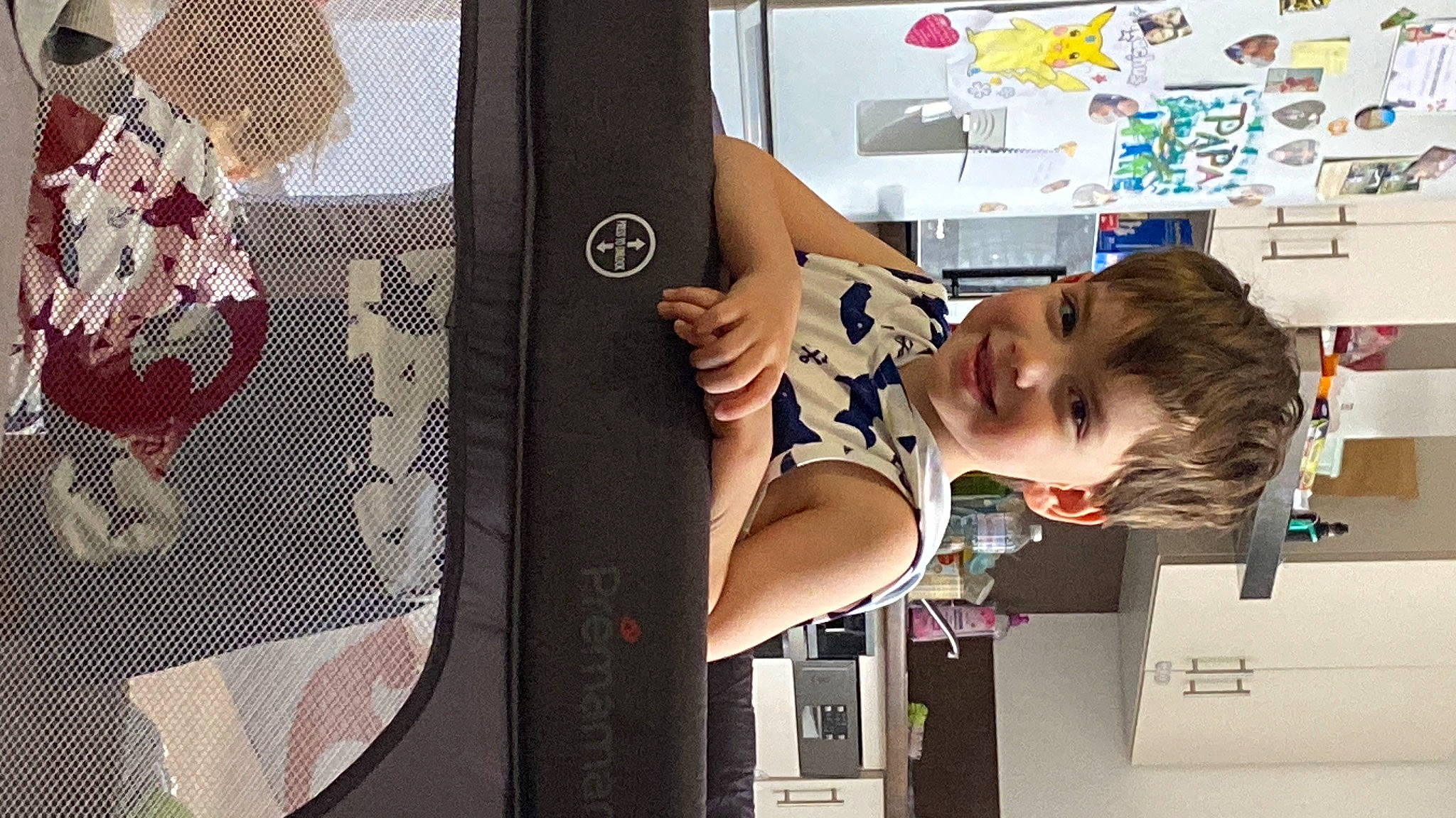 Ivane a rejoint le concours — aidez-le/la à gagner de superbes lots ! art, child, fun, happy, home_appliance, joy, linens, machine, major_appliance, pattern, person, plaid, product, refrigerator, room, service, t_shirt, tartan, toddler, vehicle_door