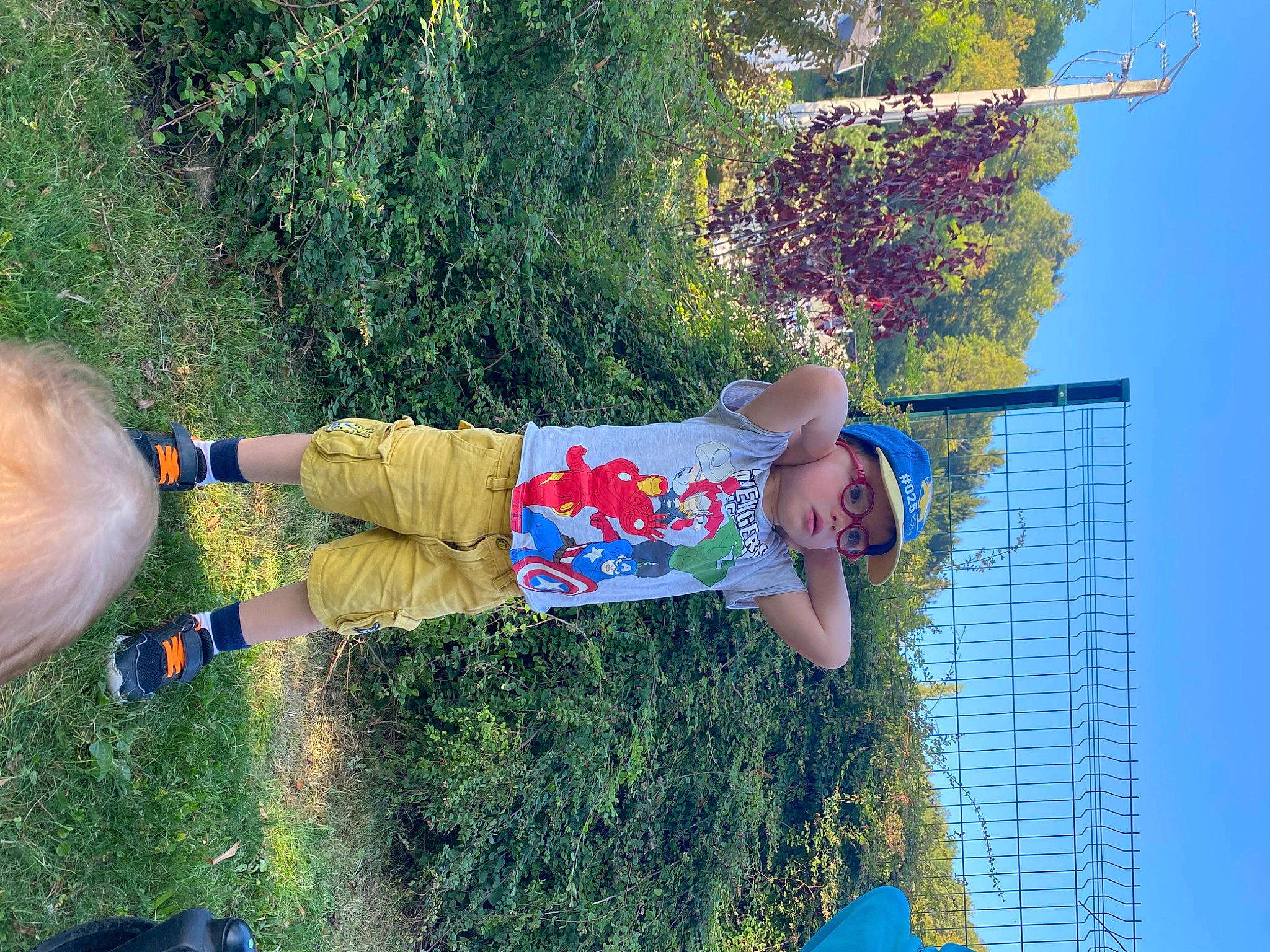 Ivane a rejoint le concours — aidez-le/la à gagner de superbes lots ! blue, child, denim, electric_blue, fun, grass, happy, headwear, human_leg, leisure, people_in_nature, person, plant, shrub, sky, soil, thigh, toddler, tree, vacation